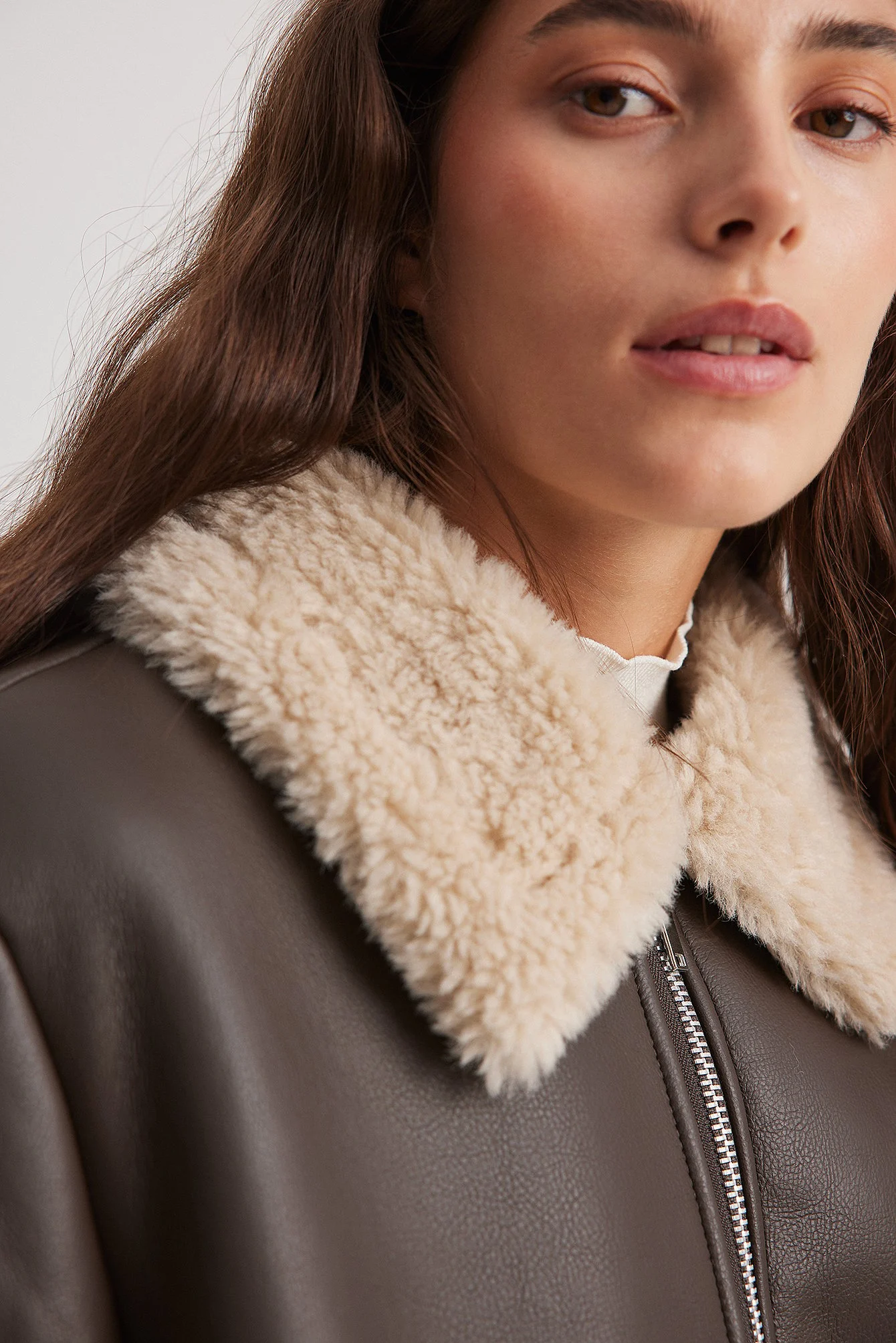 Kurze PU-Jacke aus Teddystoff