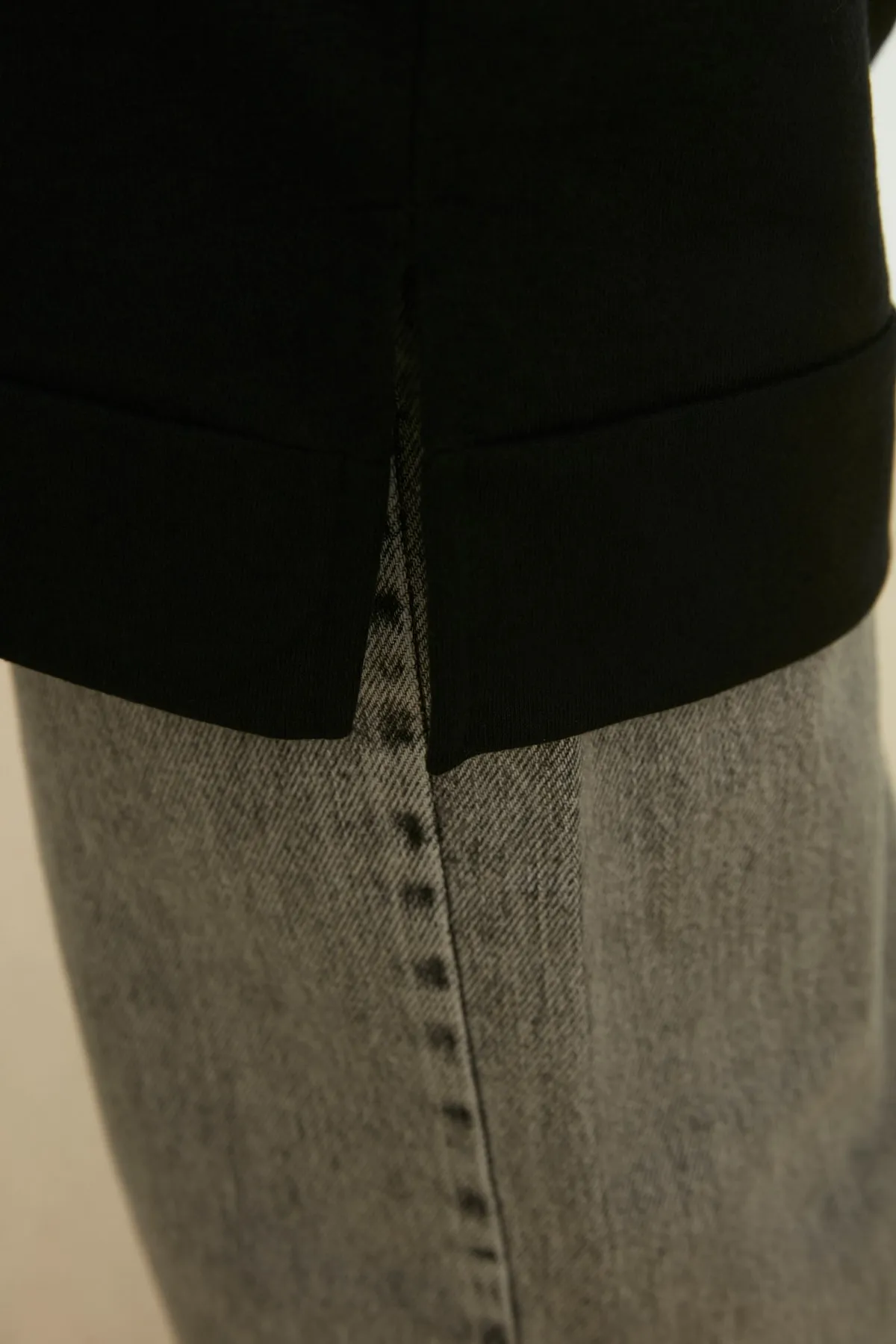 Trendyol Modest  Schwarzes Basic-Strick-Sweatshirt mit Rundhalsausschnitt und Schlitz und detailliertem Ausschnitt TCTAW22TW0138