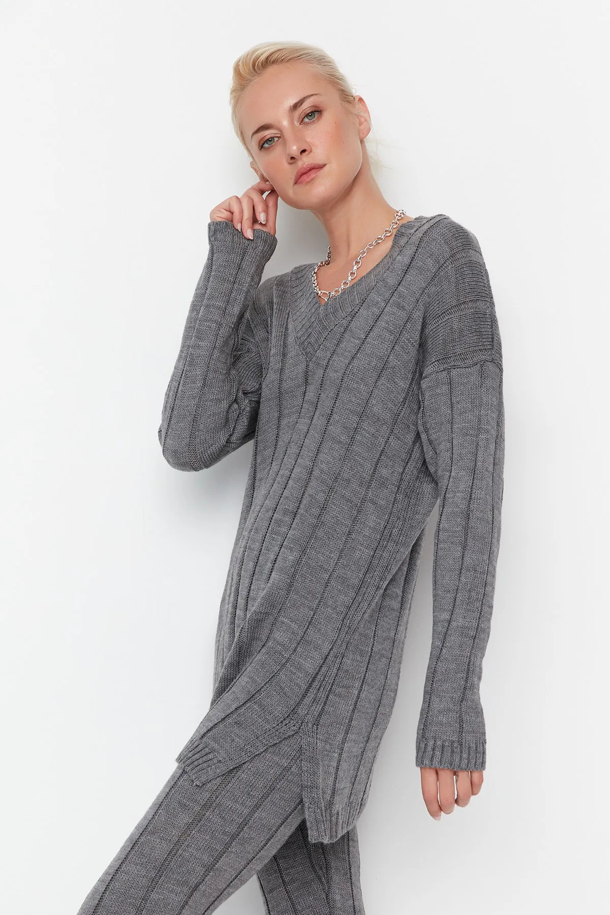 Trendyol Collection  Graues Oversize-Pullover-Hose mit V-Ausschnitt, Strickoberteil und -unterteil-Set TWOAW22AU0229