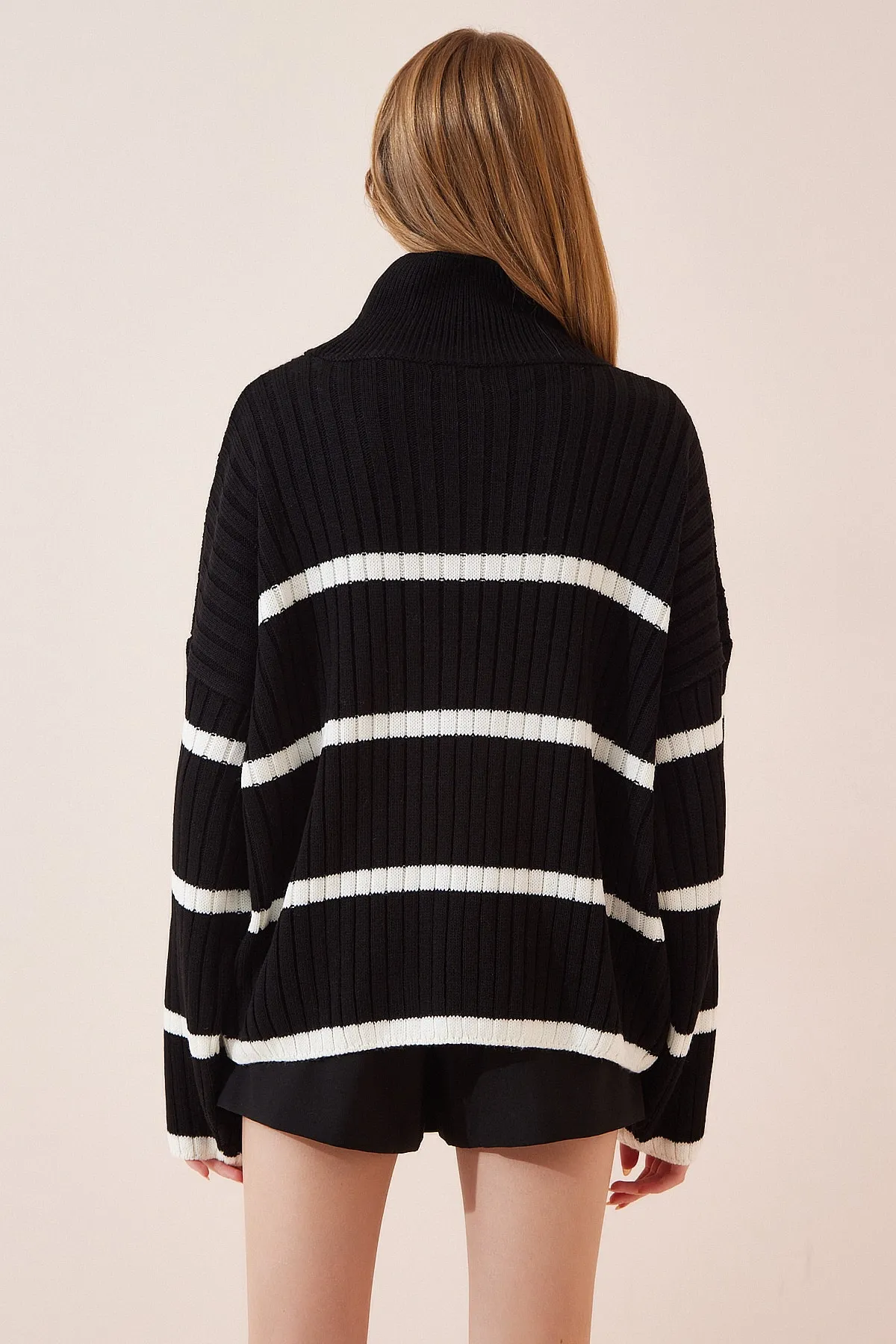 Happiness İstanbul  Schwarzer Rollkragenpullover mit Streifenmuster für Damen in Übergröße DD01143