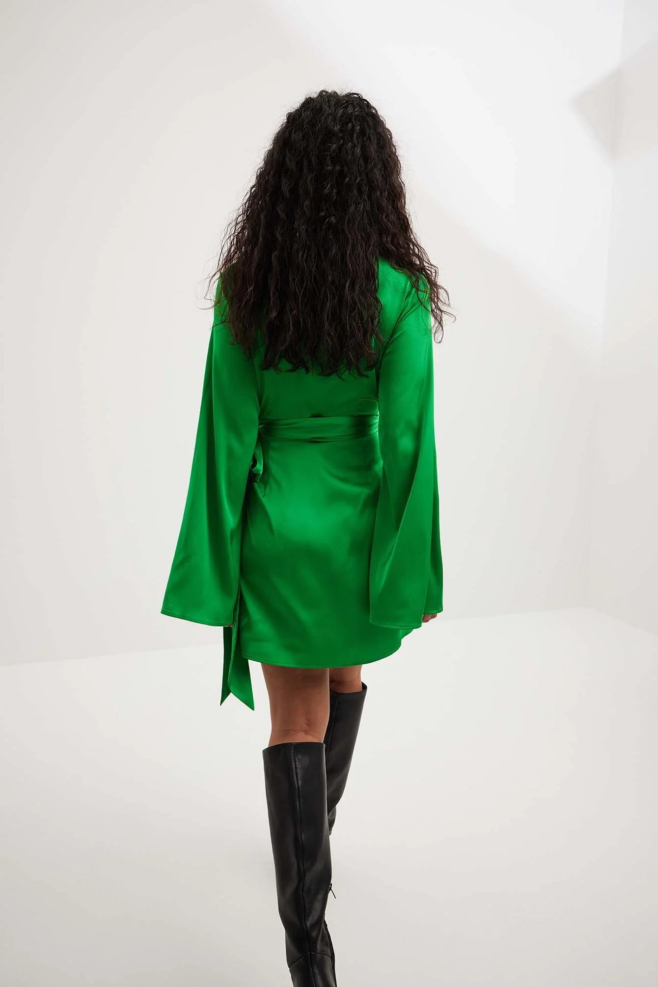 Fließendes Minikleid mit Bindegürtel
