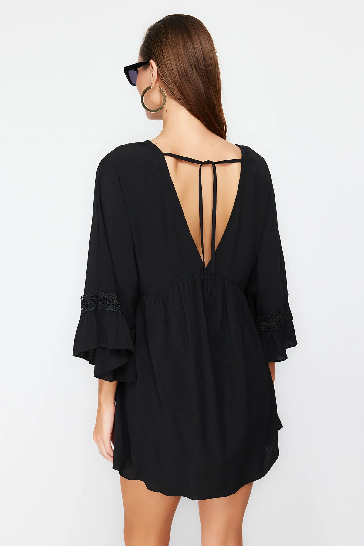 Trendyol Collection  Schwarzes Mini-Strandkleid mit gewebtem Band-Accessoire TBESS21EL2759