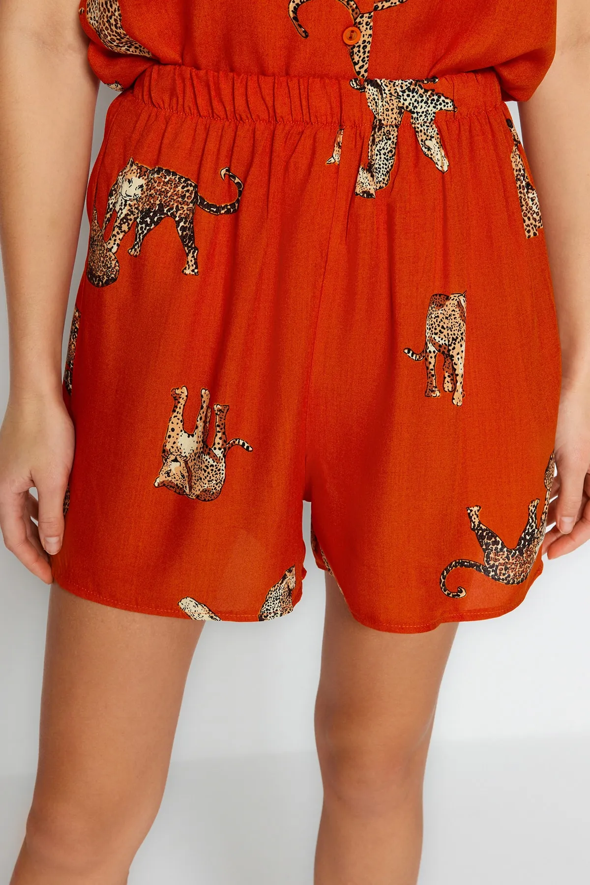 Trendyol Collection  Pyjama-Set aus Viskose mit Hemd und Shorts aus gewebtem Stoff mit Fliesen-Tiermuster THMSS21PT1501