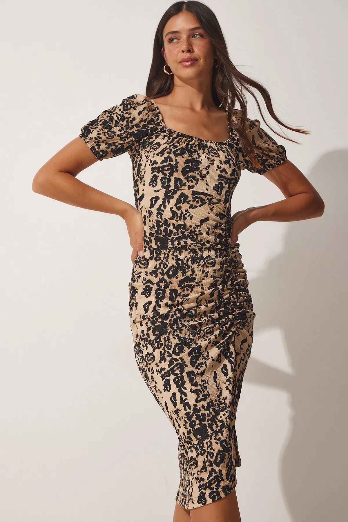 Happiness İstanbul  Damen-Sommerstrickkleid aus gerafftem Saran in Schwarz-Beige DD01202