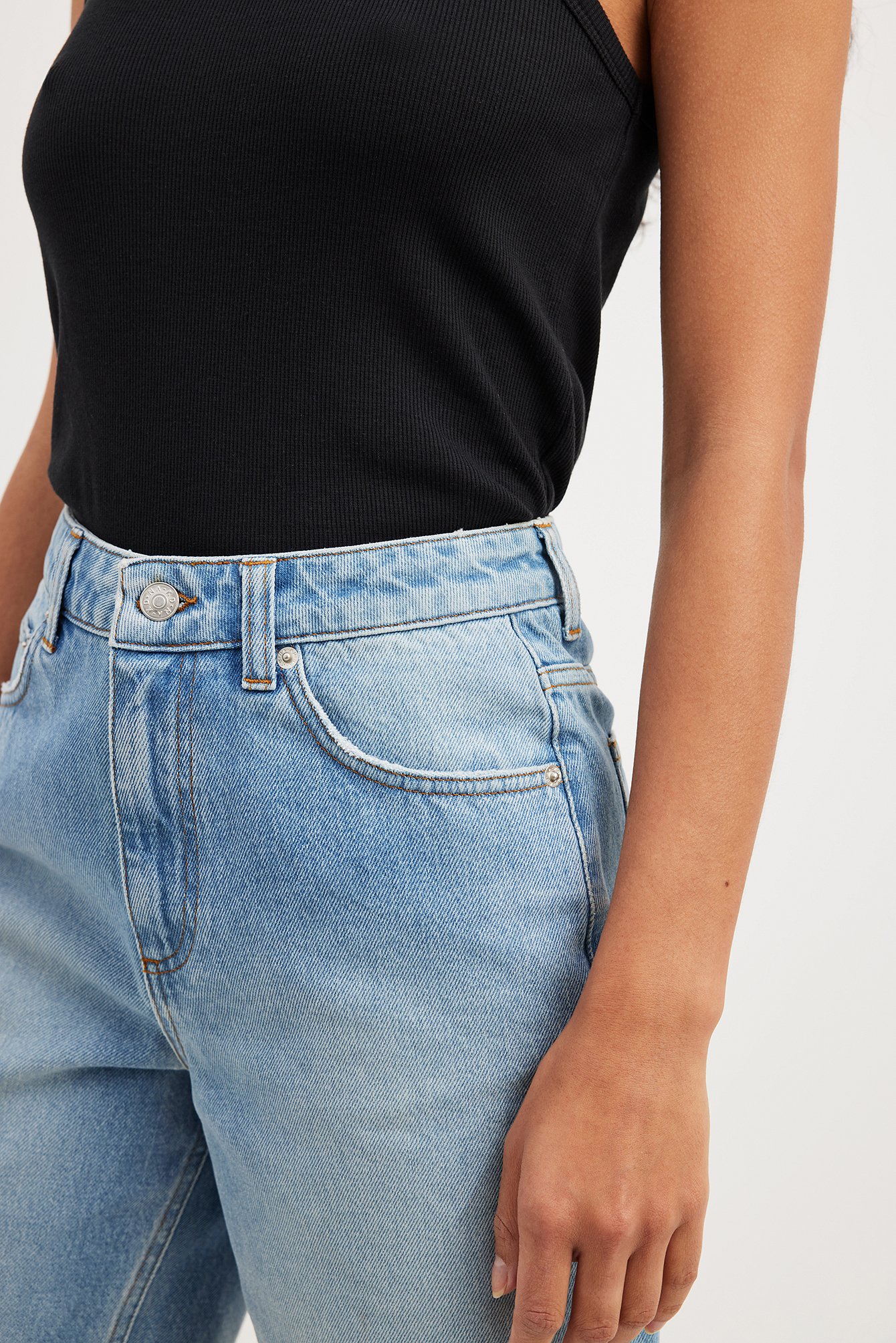 Hochtaillierte Denim-Shorts mit rohem Saum