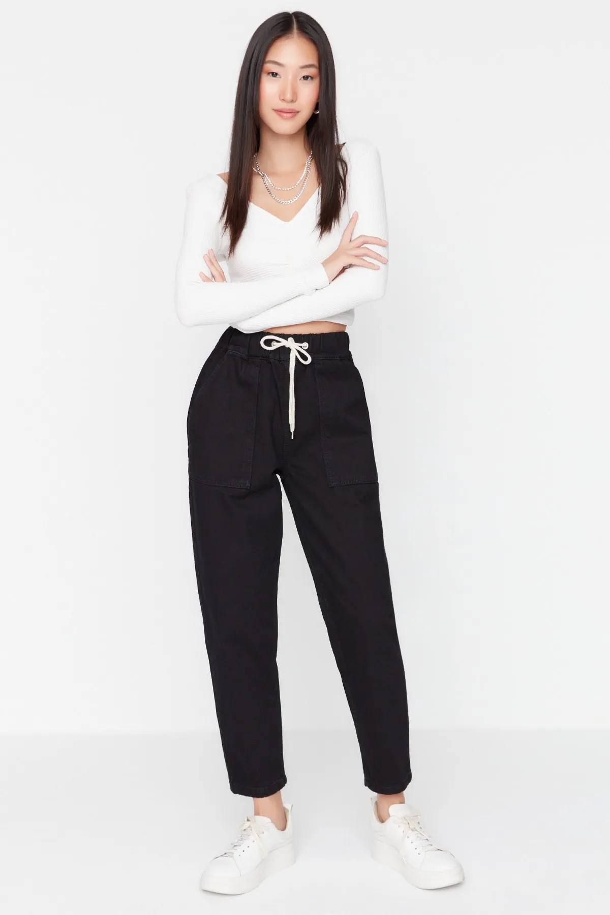 Trendyol Collection  Schwarze Mom-Jeans mit hohem Bund und elastischem Bund TWOSS21JE0655