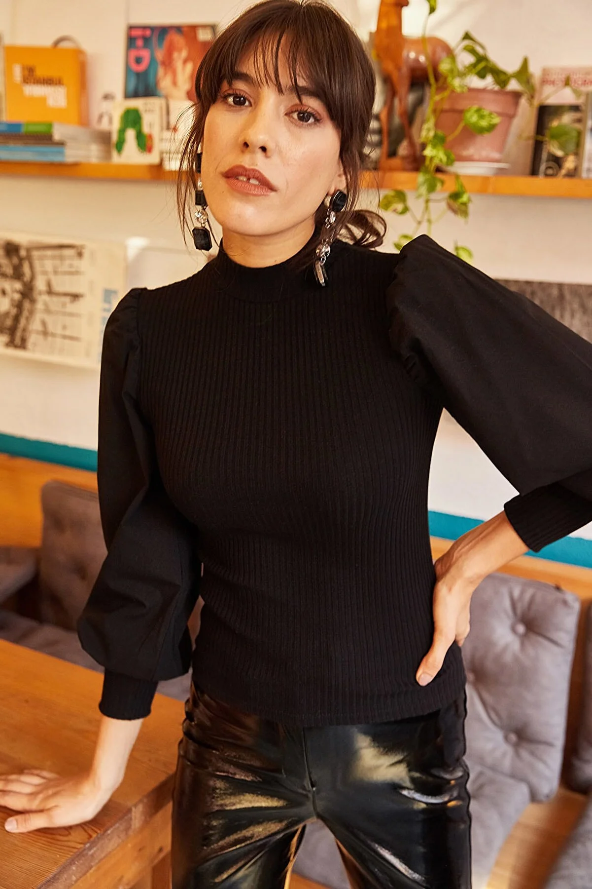 Olalook  Schwarze Damenbluse mit Ballonärmeln BLZ-19000705