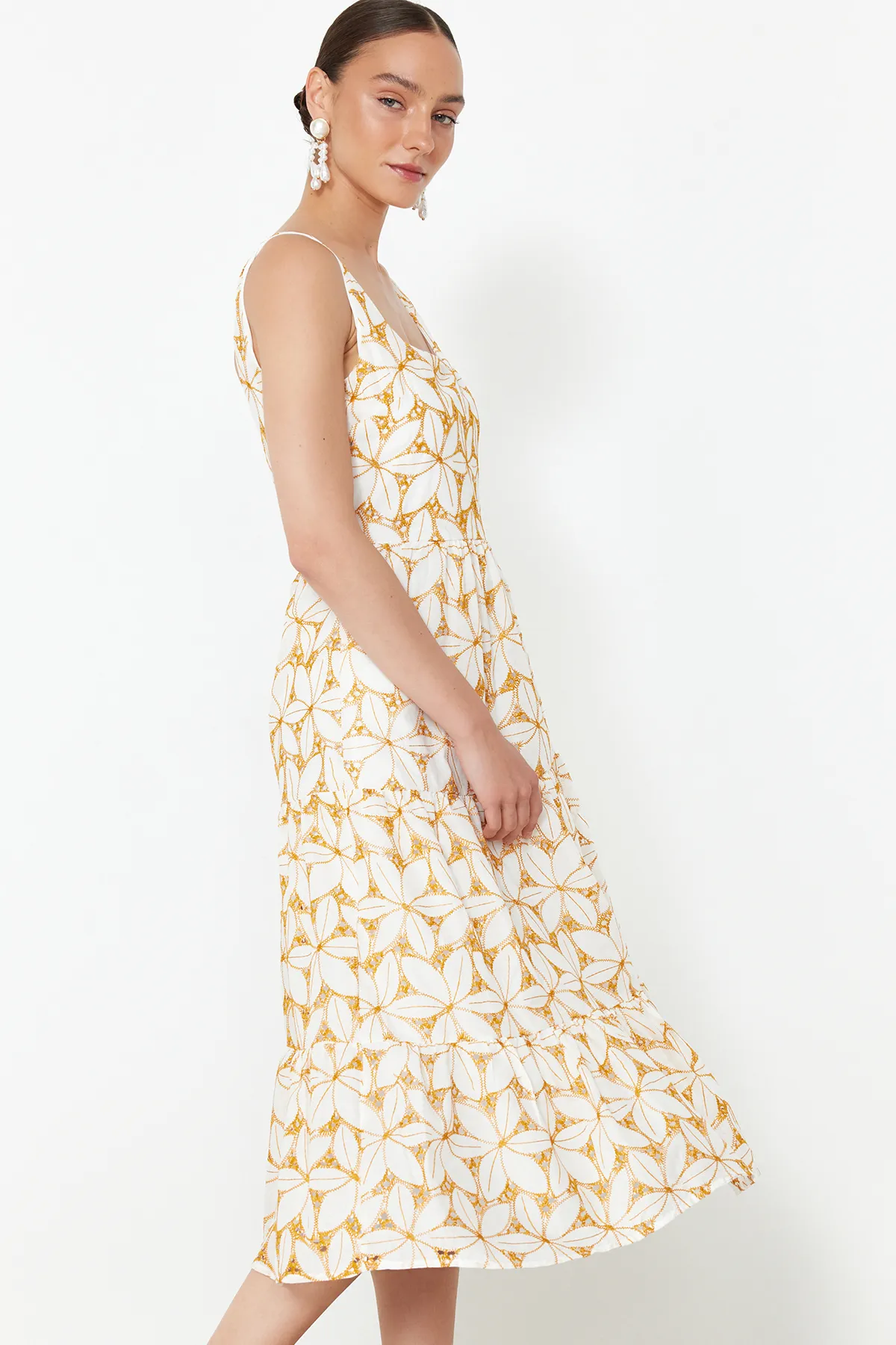 Trendyol Collection  Gelbes Midikleid mit Blumendruck und Stickerei – Öffnung an der Taille, gewebt – TWOSS24EL00796