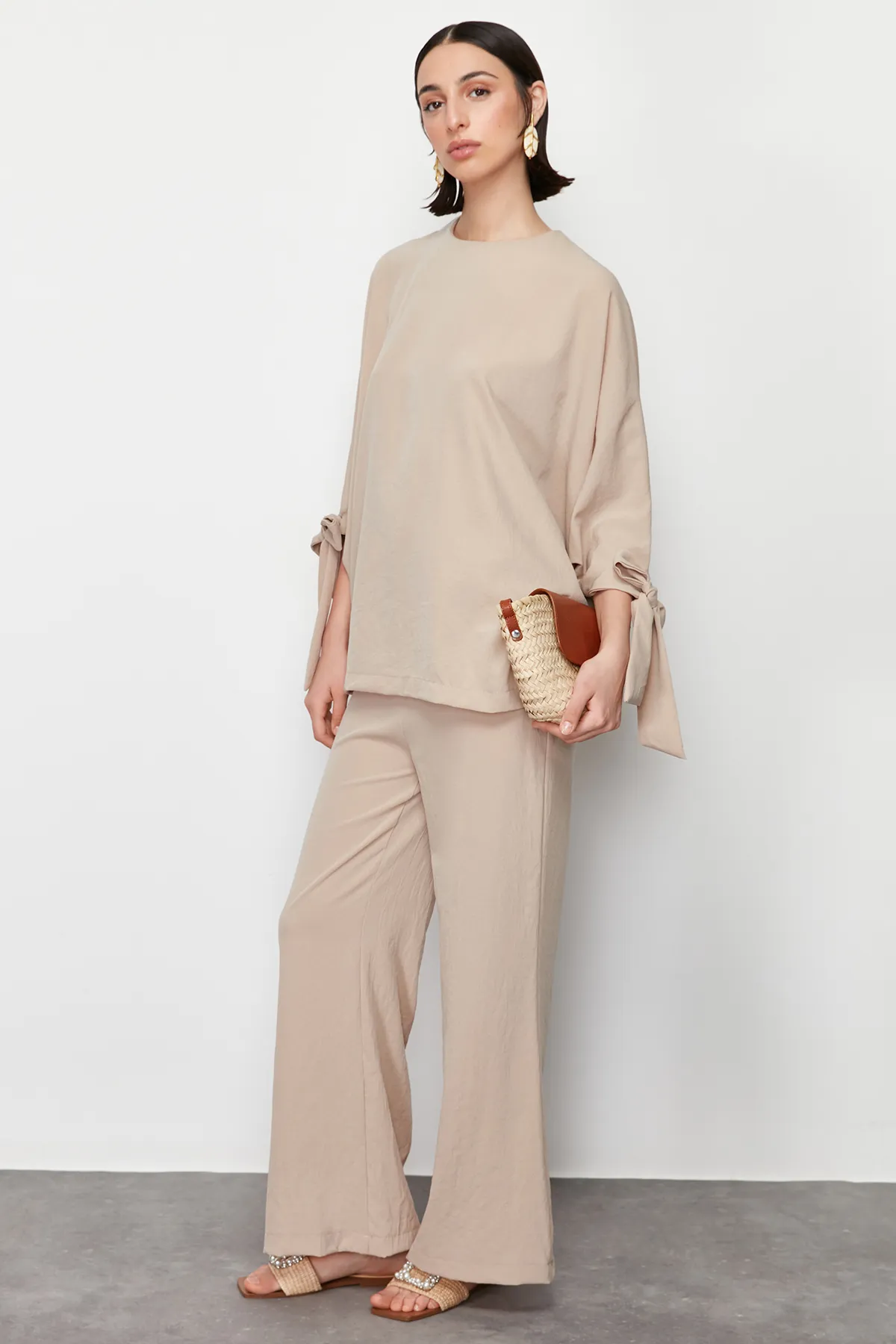 Trendyol Modest  Set aus gewebter Aerobin-Tunika und Hose mit Fledermausärmeln in Stein TCTSS23US00043
