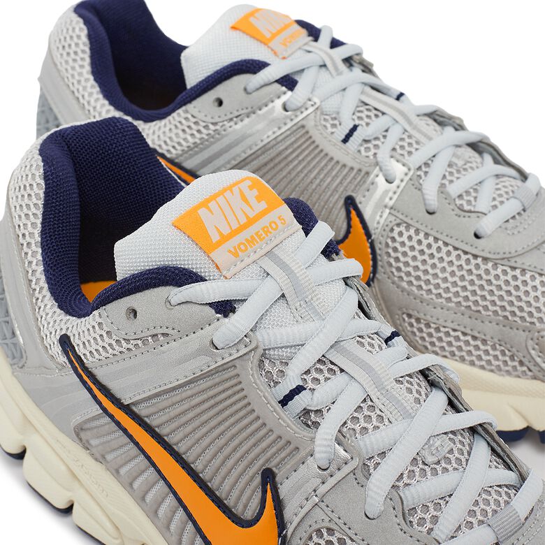 NIKE Zoom Vomero 5 