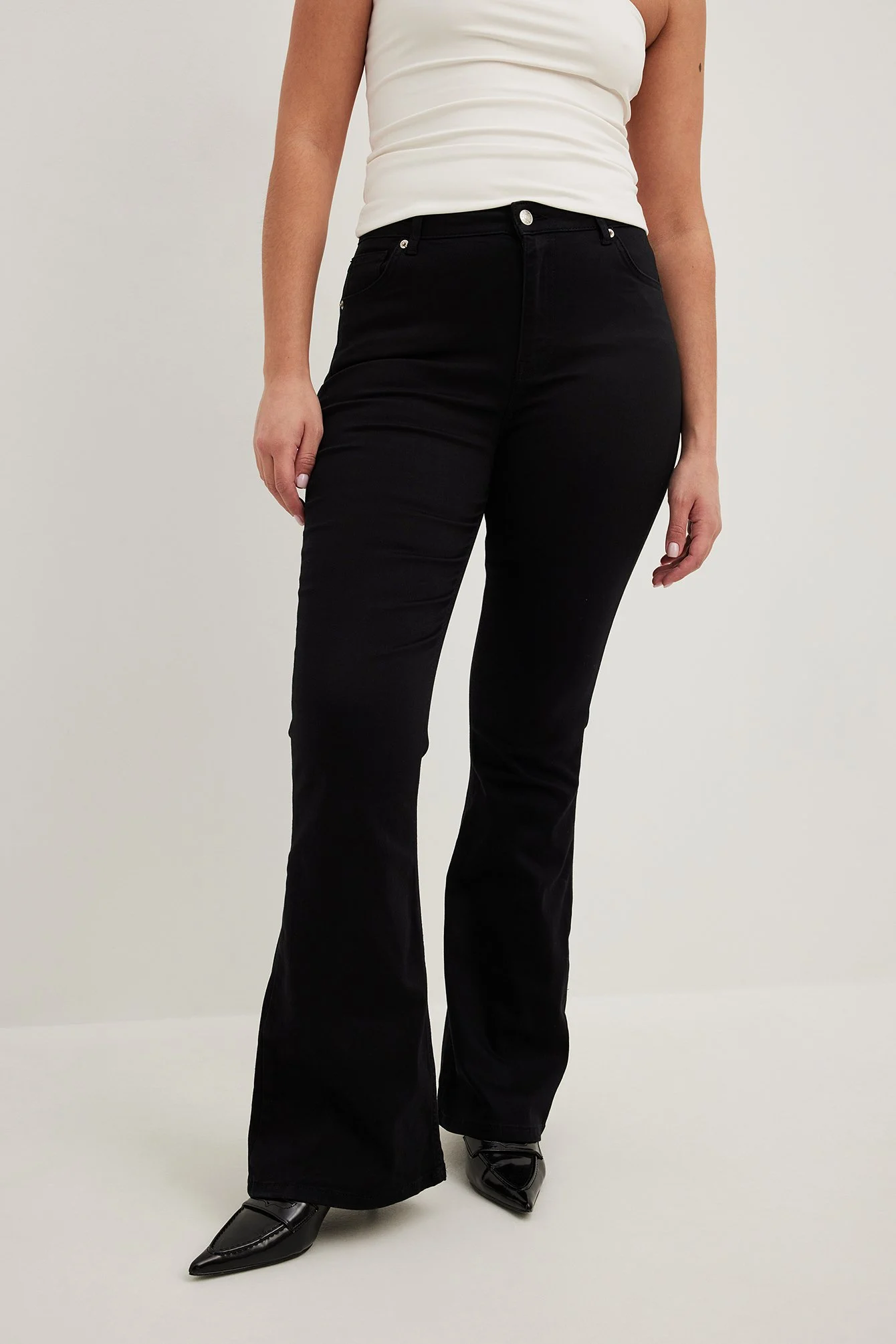 Ausgestellte Stretchjeans mit hoher Taille