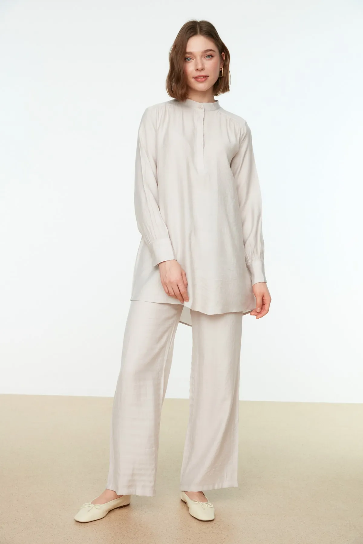 Trendyol Modest  Cremefarbenes, halb verdecktes Tunika-Hosen-Set mit Schulterdetail und Knopfleiste TCTSS22US0098