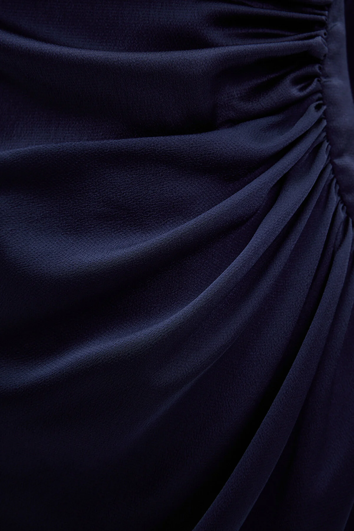 Trendyol Modest  Marineblaues, detailliertes Abendkleid aus gewebtem Satin mit Raffungen TCTSS24DB00037