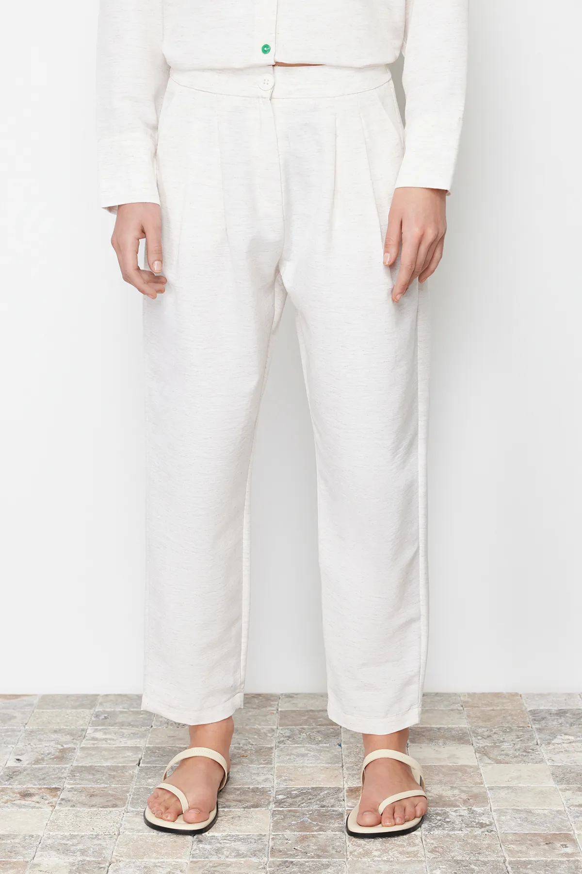 Trendyol Modest  Beigefarbenes Hemd-Hose-Set in Leinenoptik mit gewebtem Unterteil und Oberteil TCTSS24US00022