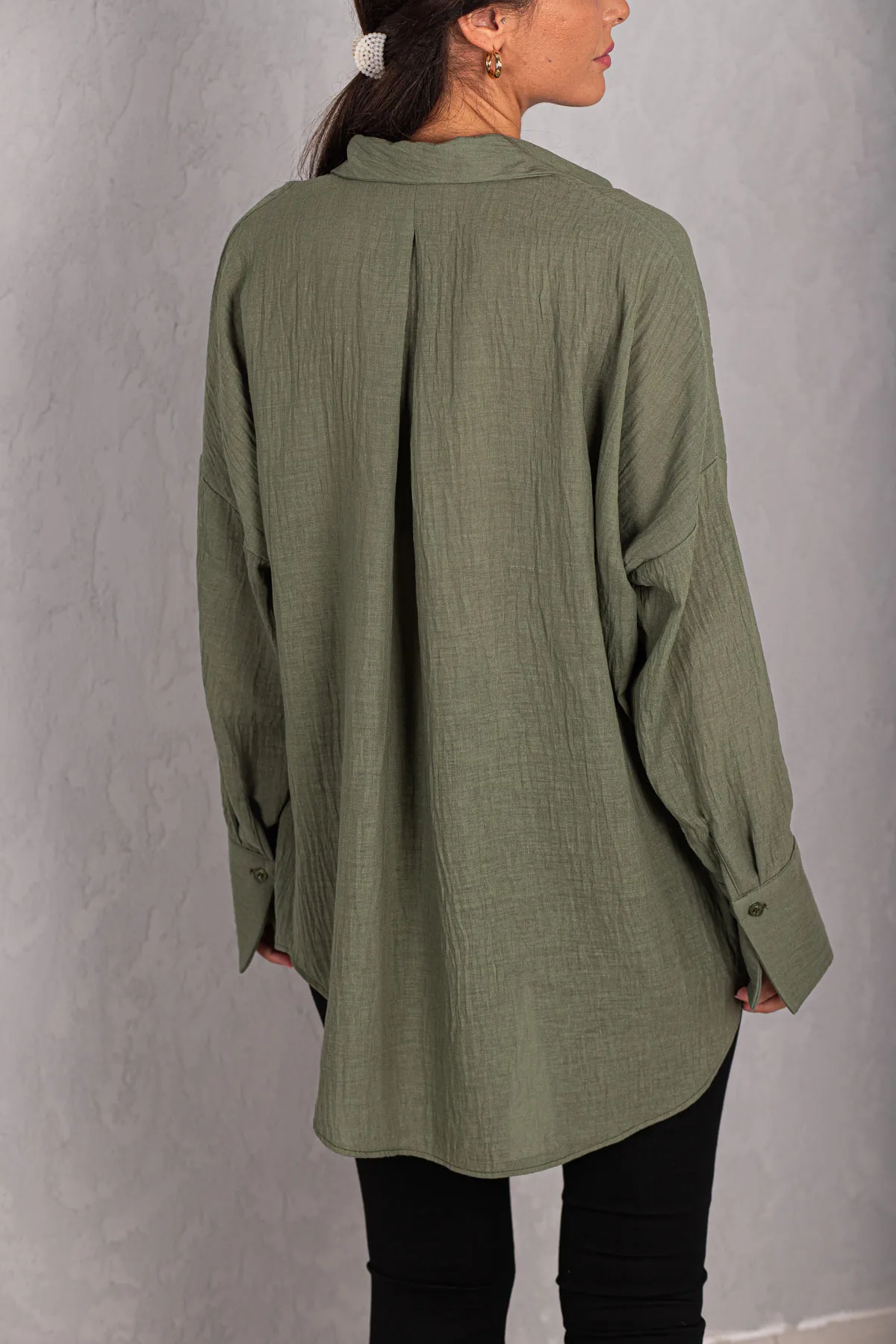 armonika  Khakifarbenes, übergroßes, strukturiertes Leinen-Look-Hemd mit breiten Manschetten für Damen, Arm-24k001001