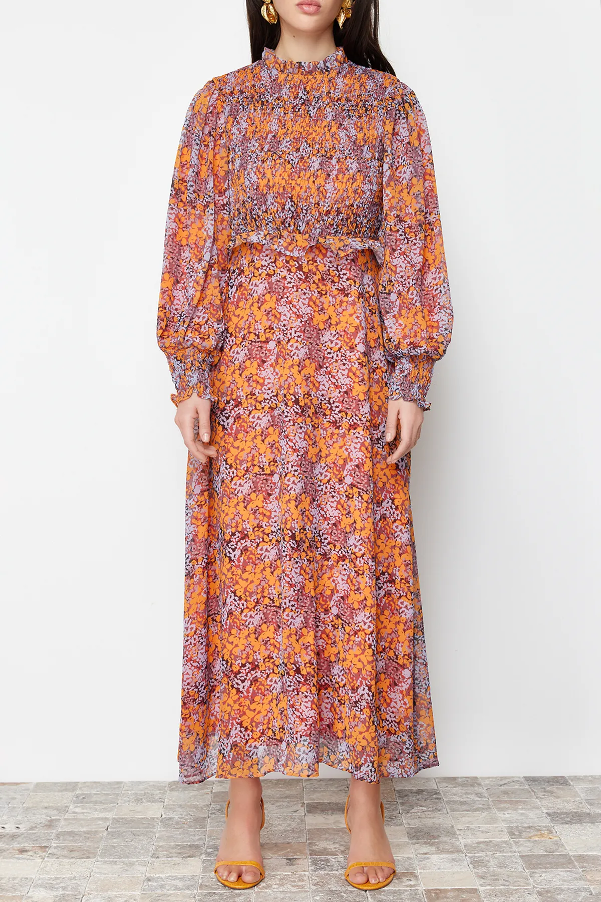 Trendyol Modest  Gefüttertes, florales, gewebtes Kleid mit Rüschen an der Taille TCTSS24EB00068