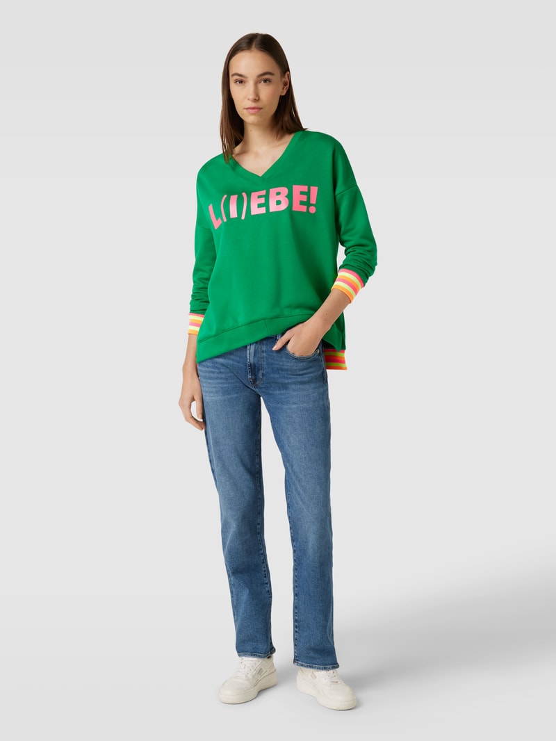 Sweatshirt mit Statement-Print und V-Ausschnitt Modell 'L(I)EBE!' in grün