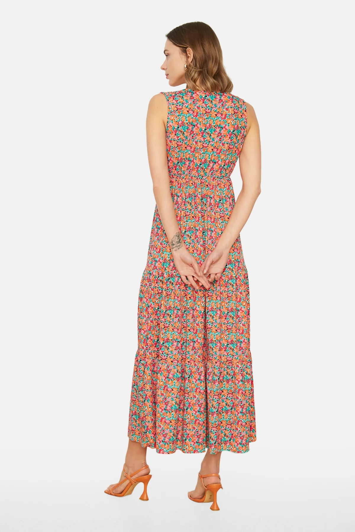 Trendyol Collection  Mehrfarbiges, floral gemustertes, ärmelloses Maxi-Strickkleid in A-Linie mit V-Ausschnitt TWOSS22EL1588