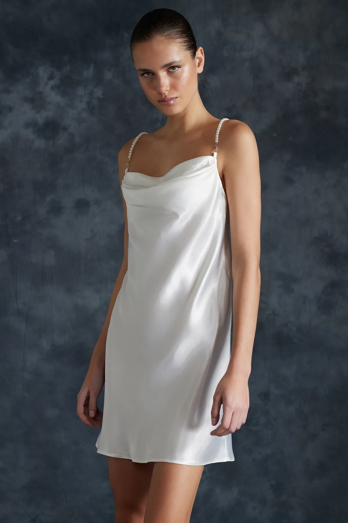 Trendyol Collection  Weißes Braut-Nachthemd aus Satin mit abnehmbarem und verstellbarem Perlenträger-Detail THMSS24GC00012
