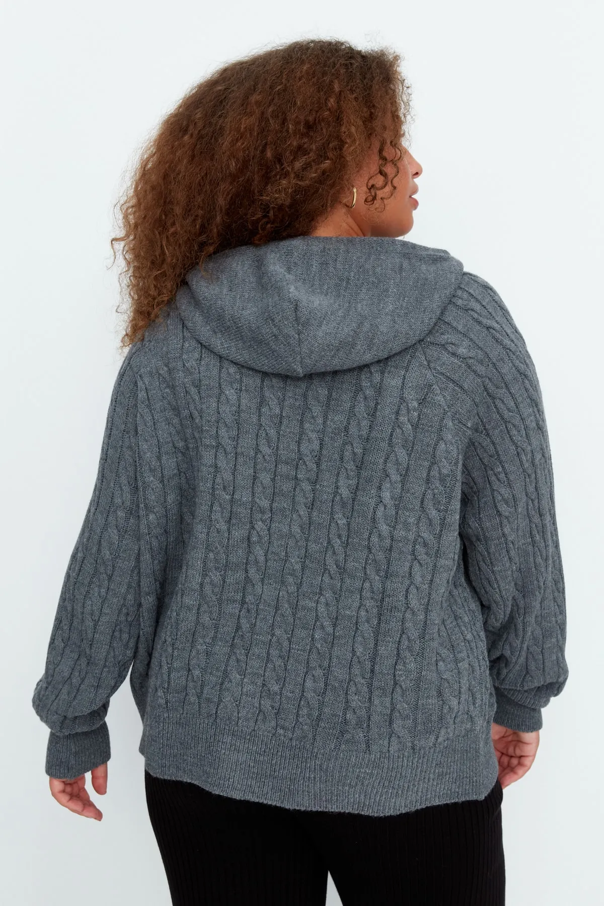 Trendyol Curve  Anthrazitfarbener Strick-Cardigan mit Kapuze und Reißverschluss TBBAW23AV00051