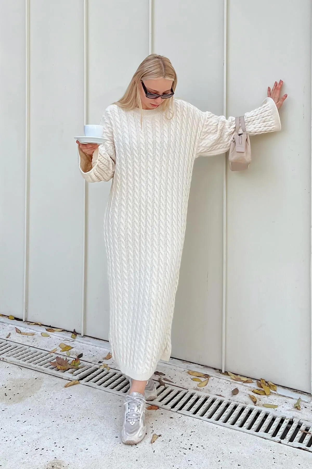 Swist  Beiges geflochtenes Strick-Midikleid mit Rundhalsausschnitt für Damen