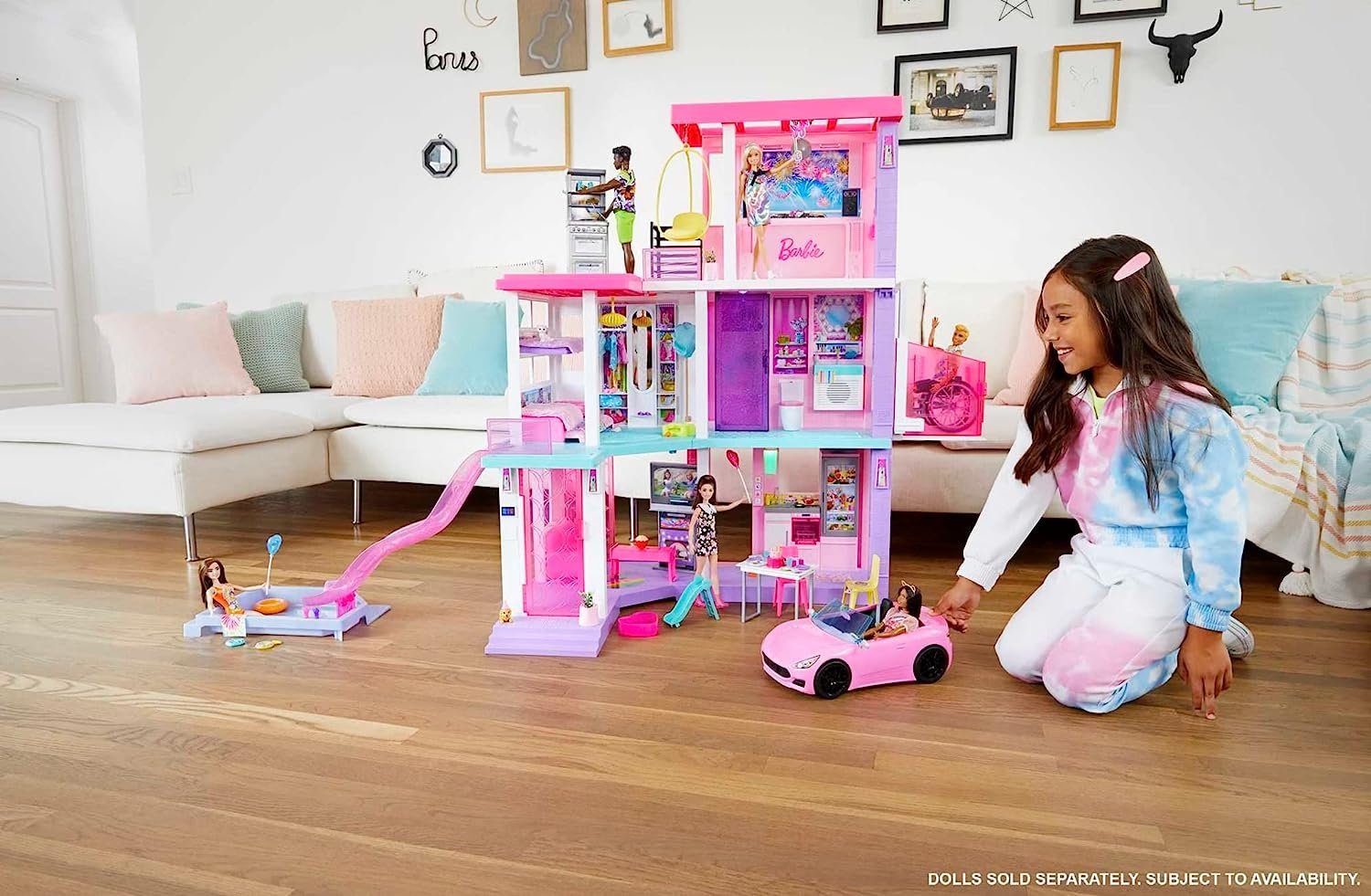 Barbie Puppenhaus Jubiläums Edition, 3-stöckiges Puppenhaus mit 6 Zimmern, Barbie-Pool, (Dreamhouse, Puppen Haus, Puppenhäuser, Set, mit Rutsche, 100-tlg., ab 3 jahren, Puppenvilla Dollhouse, Film, Beleuchtung), Puppenhaus Barbie xxl groß, The Movie,
