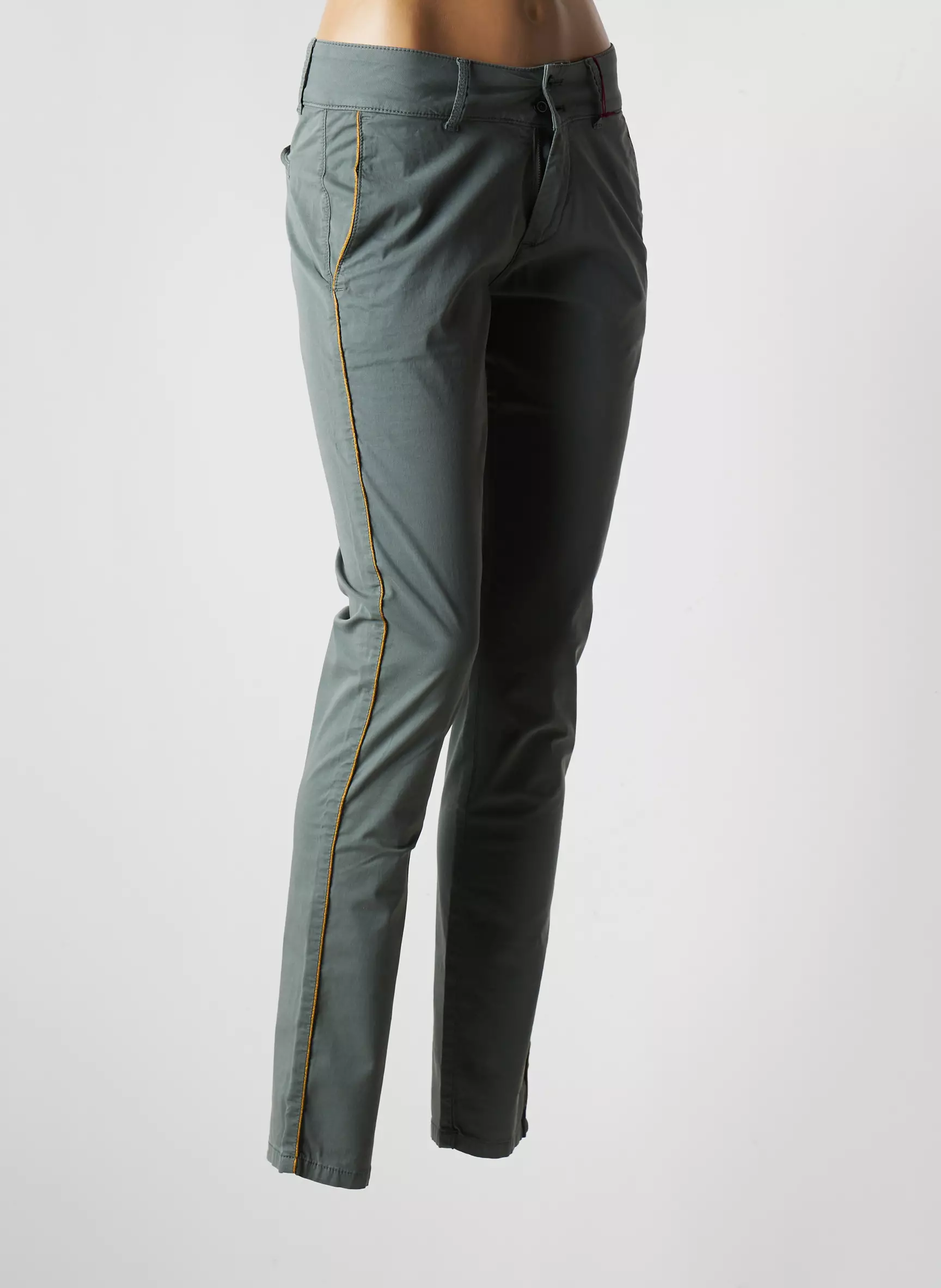 Les Teinturiers Pantalons Chino Femme couleur vert