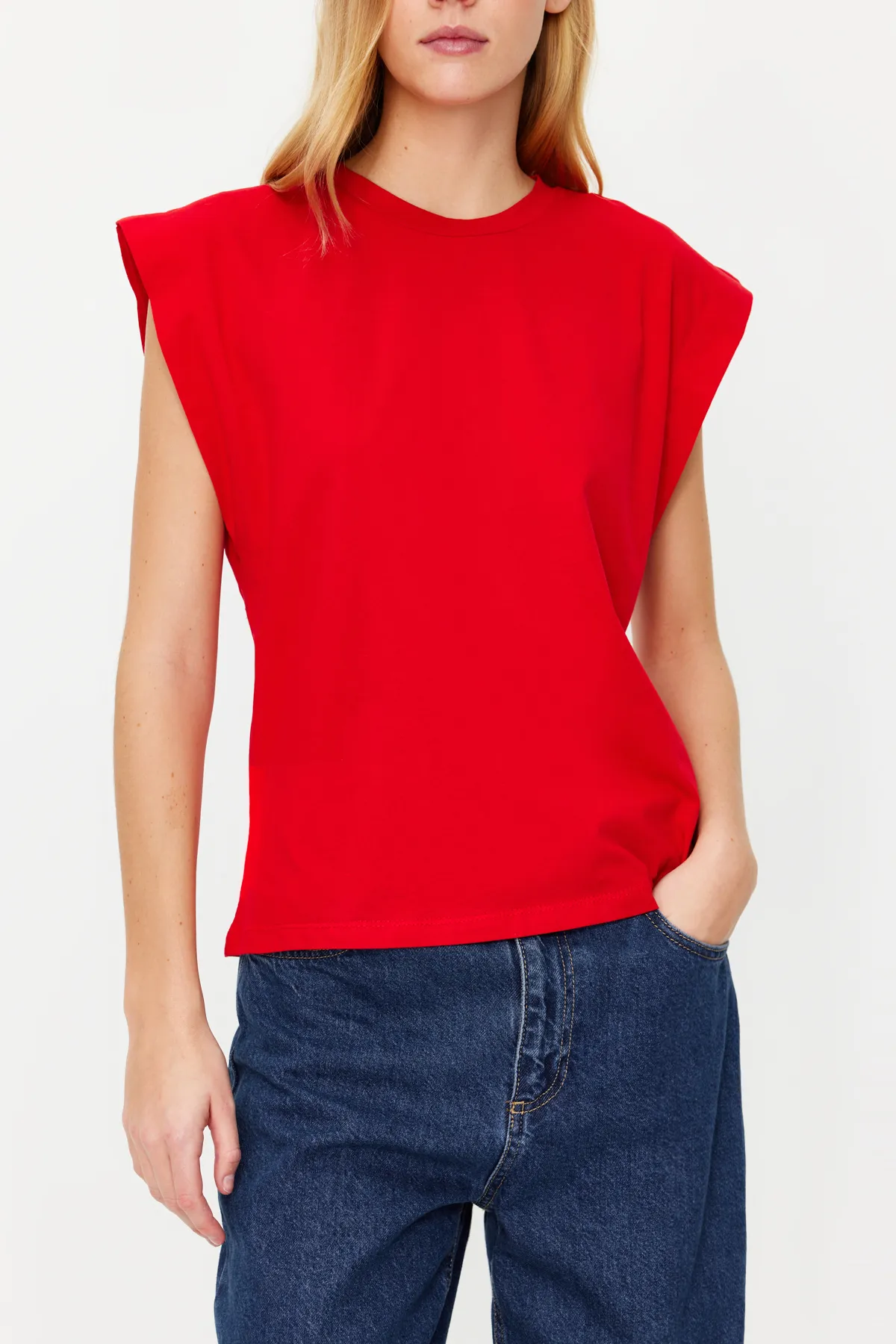 Trendyol Collection  Rotes Basic-Strick-T-Shirt mit Rundhalsausschnitt aus 100 % Baumwollwatte TWOSS20TS0021
