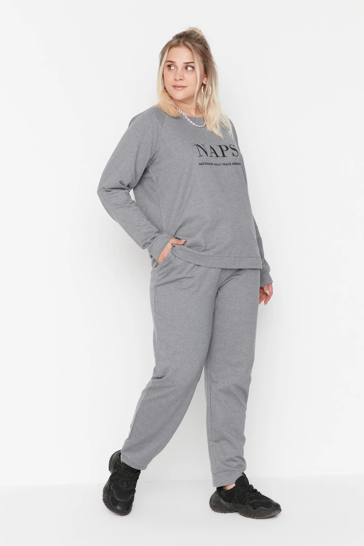 Trendyol Curve  Graues Pyjama-Set aus Strick