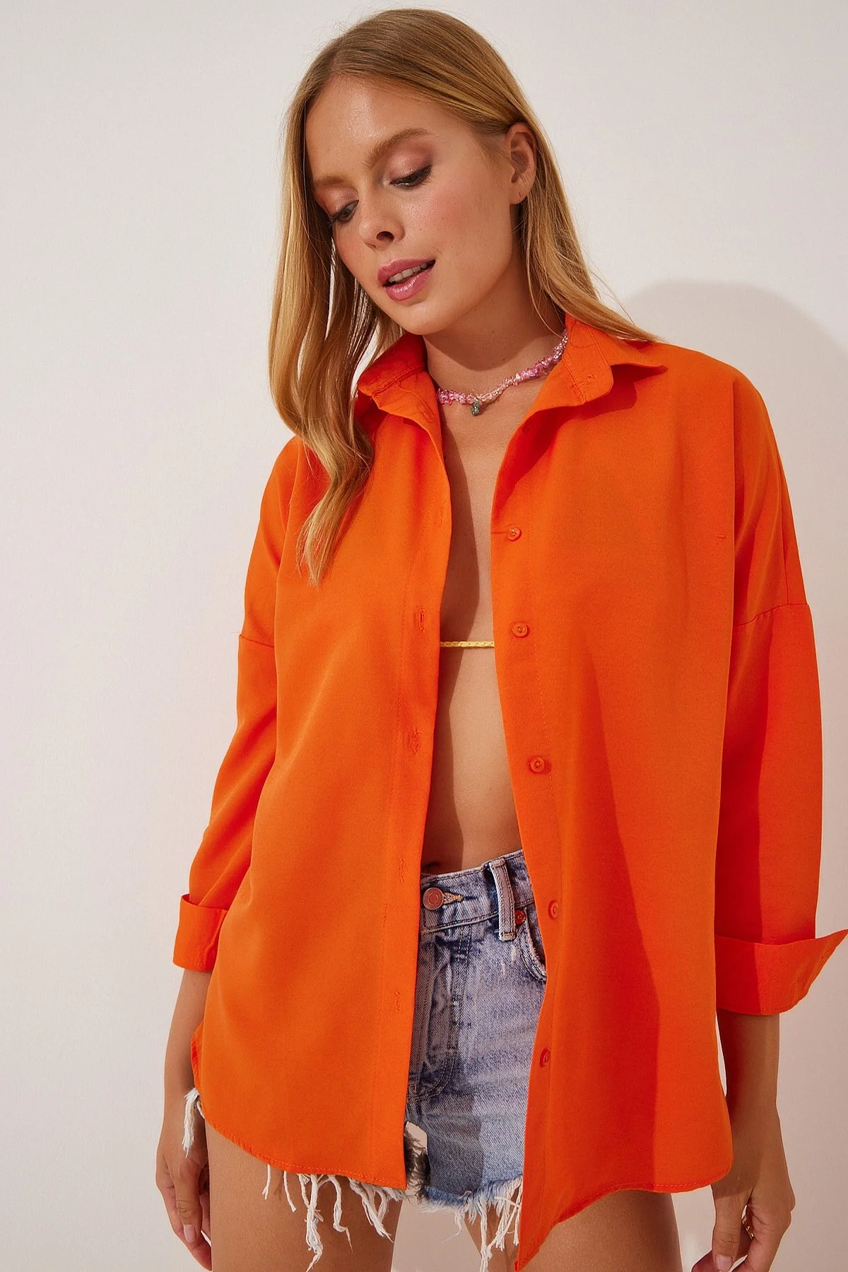 Happiness İstanbul  Kräftiges oranges Oversize-Lang-Basic-Shirt für Damen DD00842