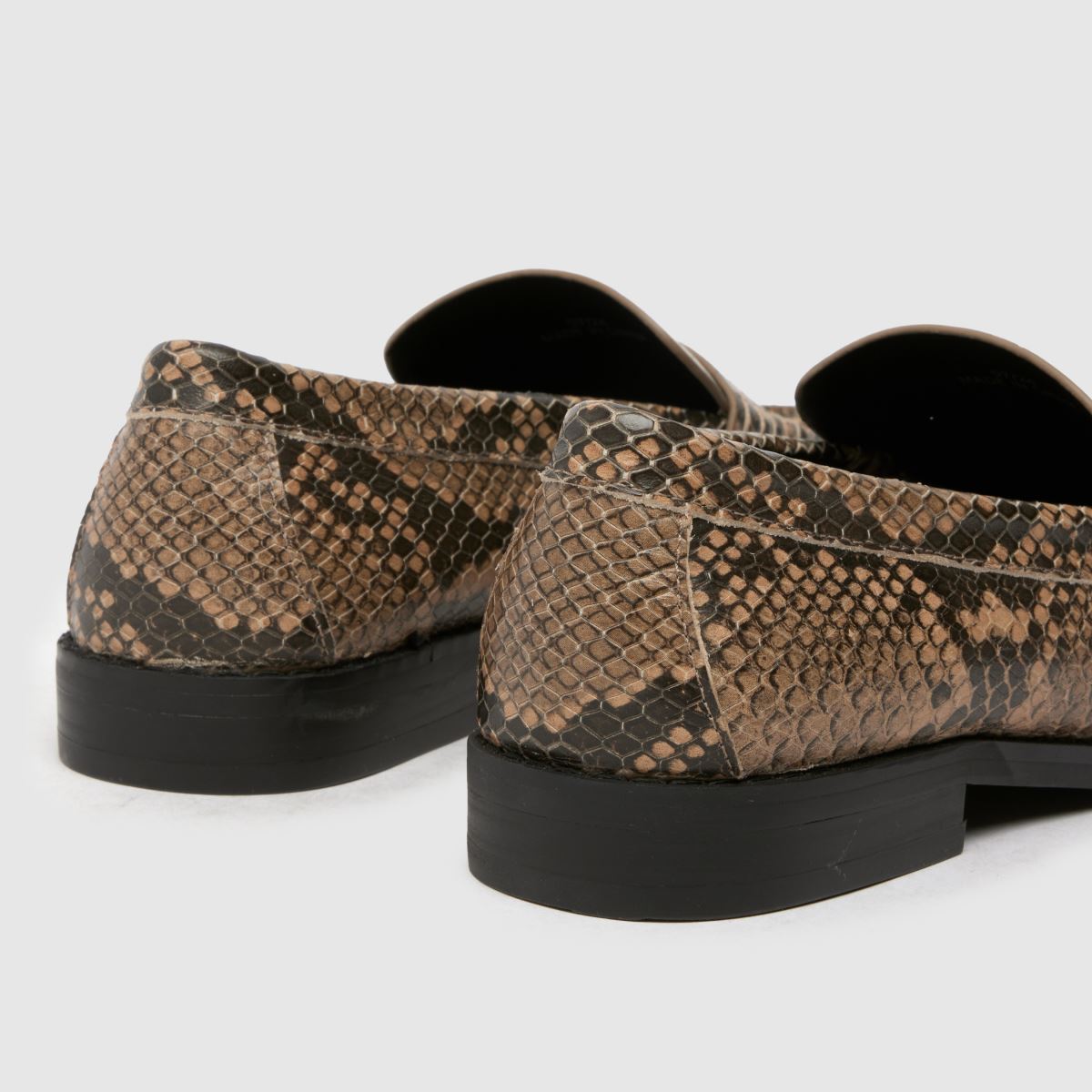Schuh Lillian bőr penny loafer lapos talpú cipő fekete és barna színben