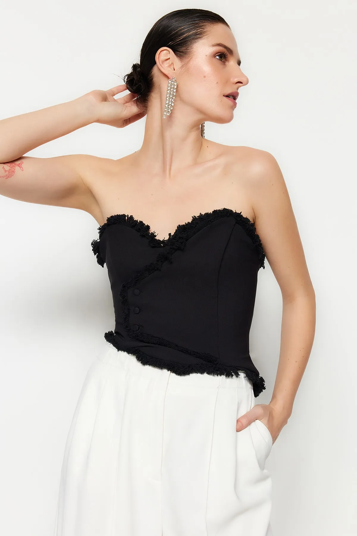 Trendyol Collection  Schwarzes, figurbetontes, gefüttertes Bustier mit gewebten Quasten TPRSS22BS0070