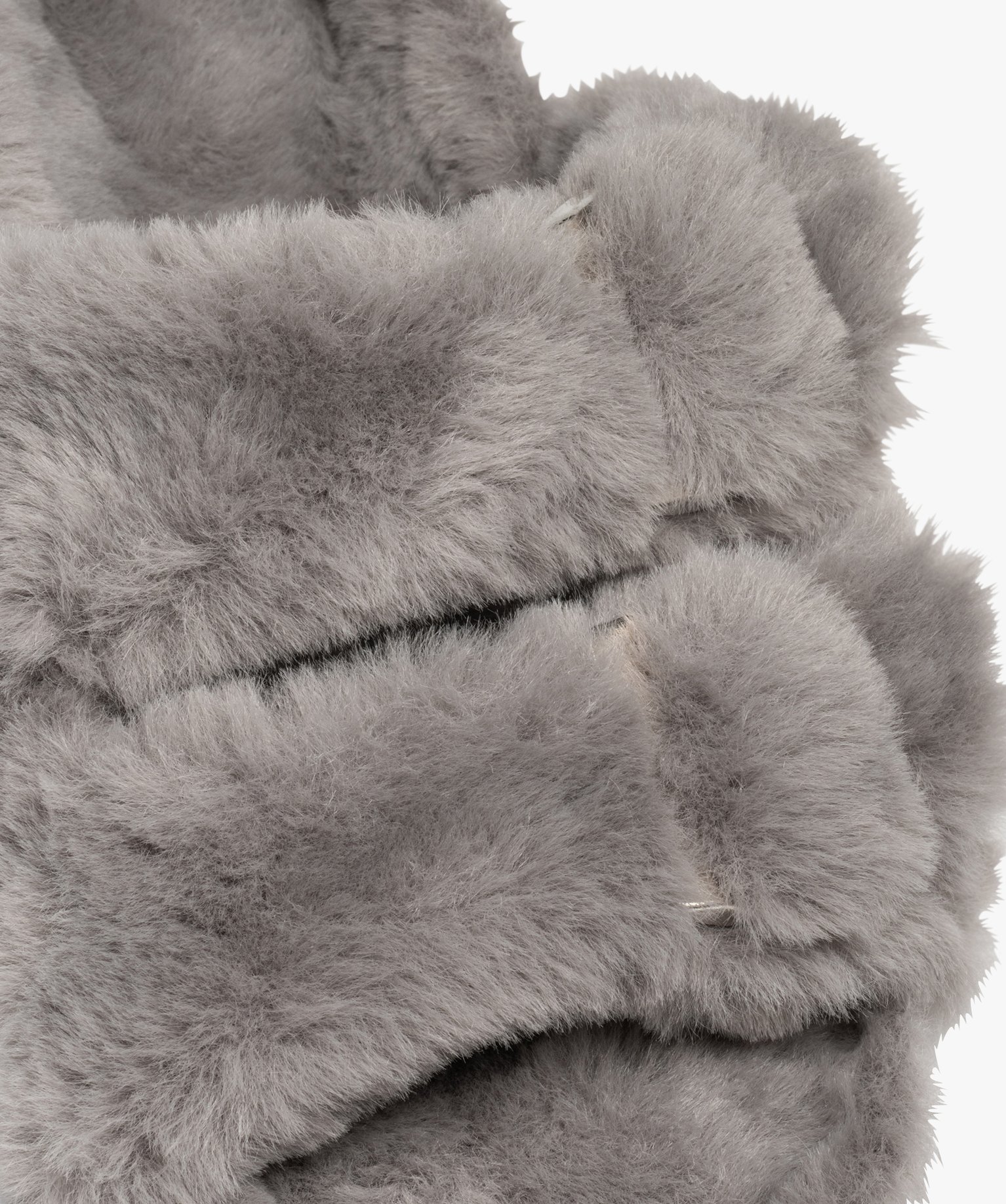 Chaussons femme mules à larges brides en textile peluche gris | GEMO