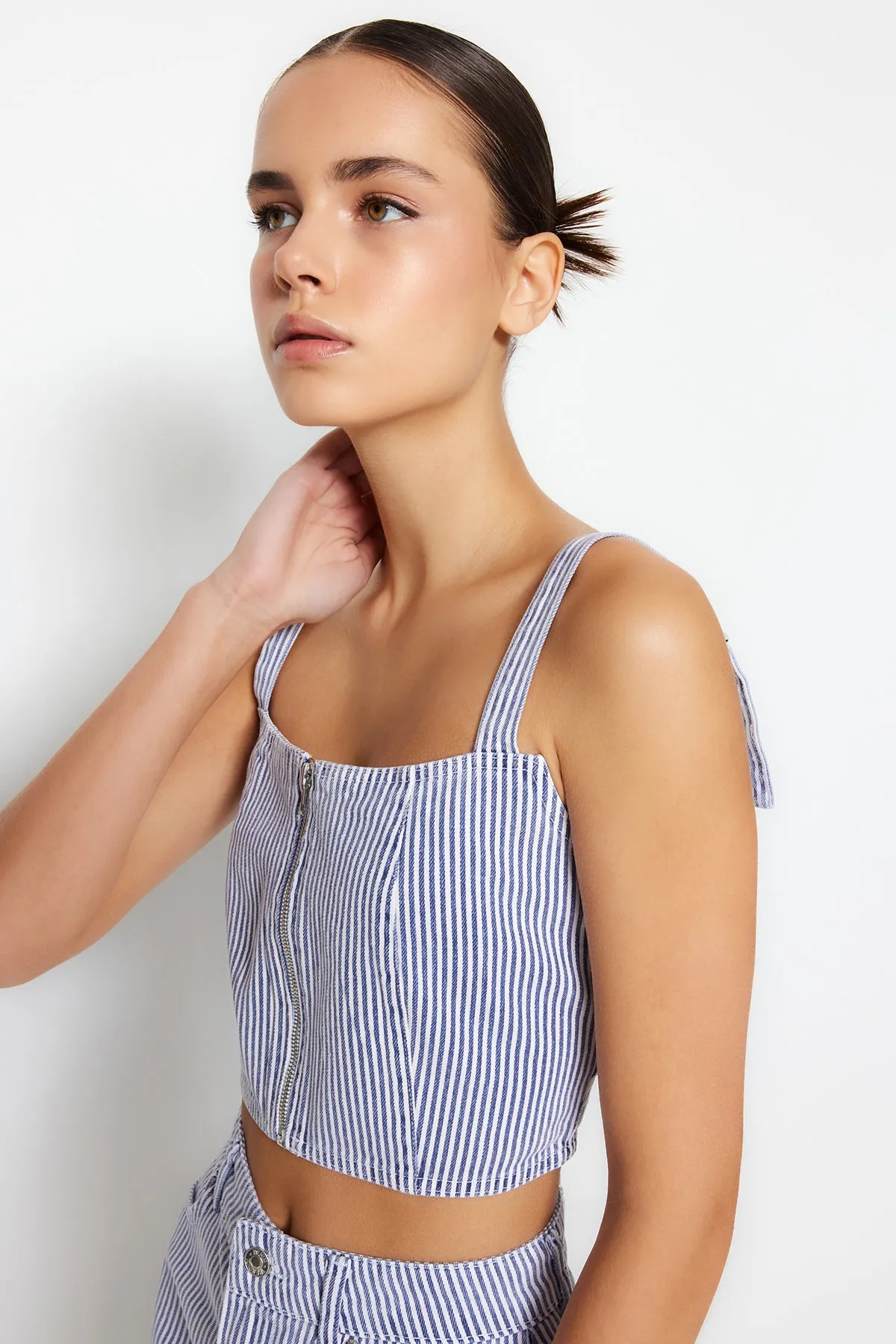 Trendyol Collection  Mehrfarbiges, bedrucktes Denim-Bustier mit Reißverschluss und detailliertem Reißverschluss TWOSS23BS00009