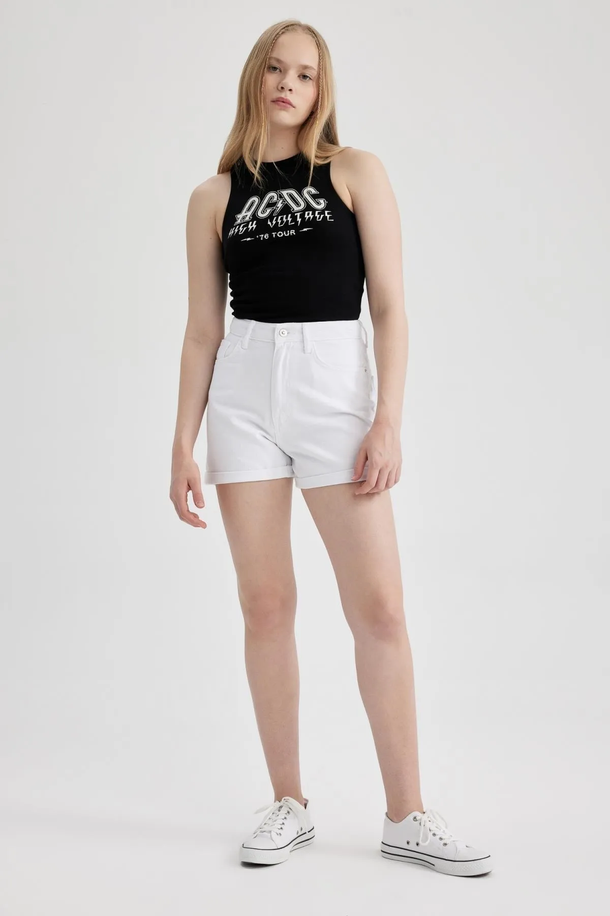 DeFacto  Weiße Jeansshorts mit hoher Taille und umgeschlagenem Bein im Mom-Fit, 100 % Baumwolle, A2625ax23sm