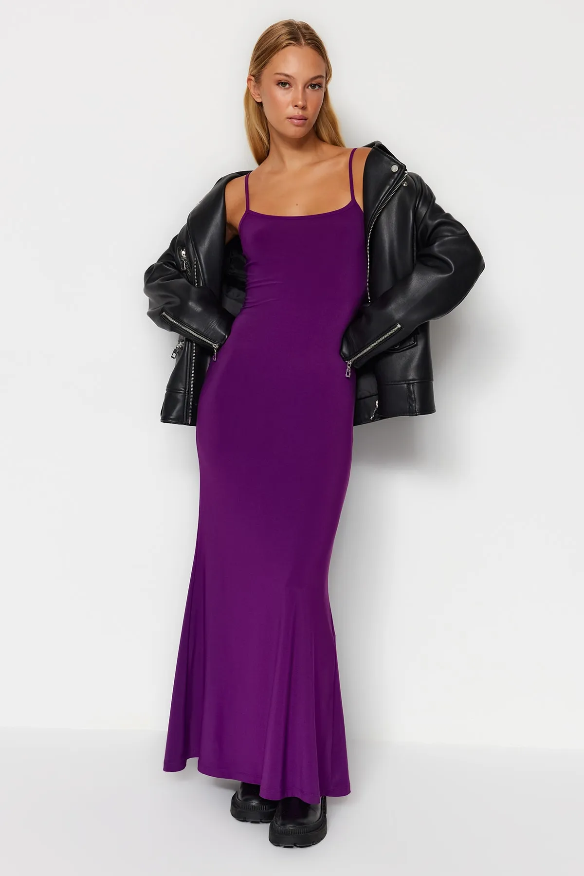 Trendyol Collection  Lilafarbenes, tailliertes Maxi-Bleistiftkleid aus flexiblem Strick mit Trägern TWOSS23EL02435