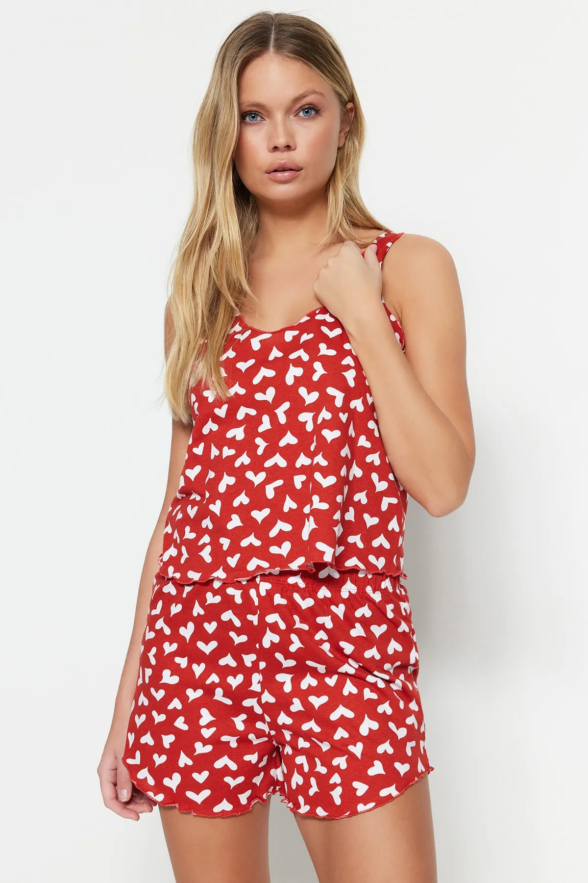 Trendyol Collection  Rotes Pyjama-Set aus 100 % Baumwolle mit Herzmuster und Sportler-Shorts THMSS23PT00199