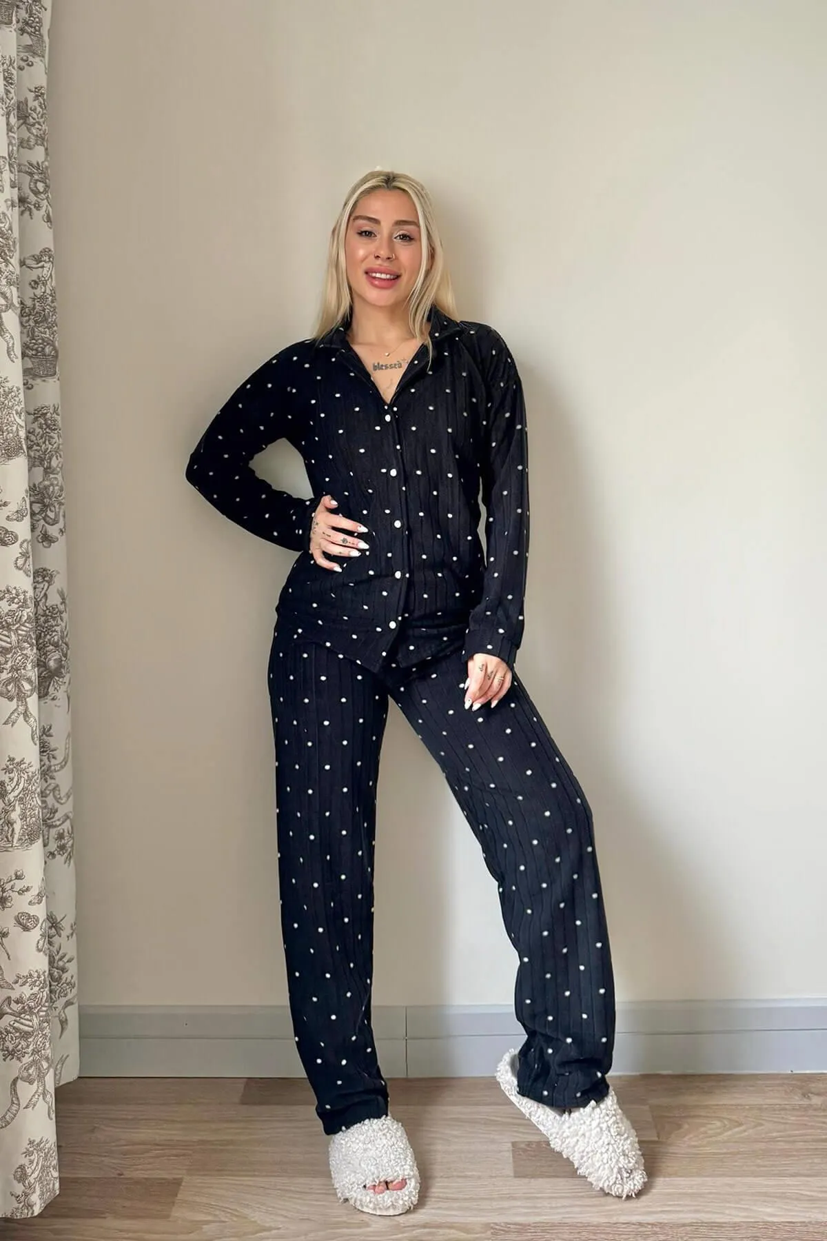 Pijamaevi  Schwarzes Pyjama-Set aus Plüschfleece mit gepunktetem Muster und Knopfleiste vorn