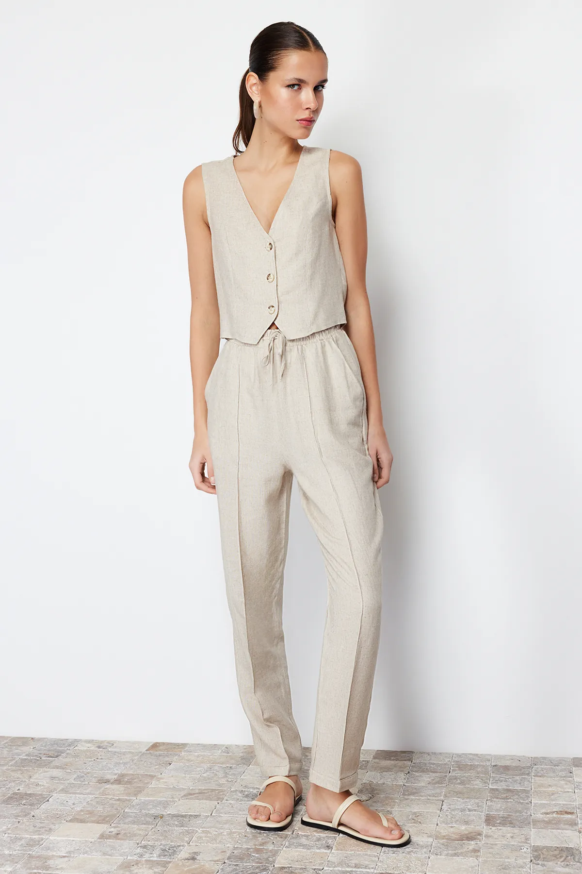Trendyol Collection  Beige Hose aus Baumwollleinen mit geradem Schnitt und elastischem Bund TWOSS24PL00063