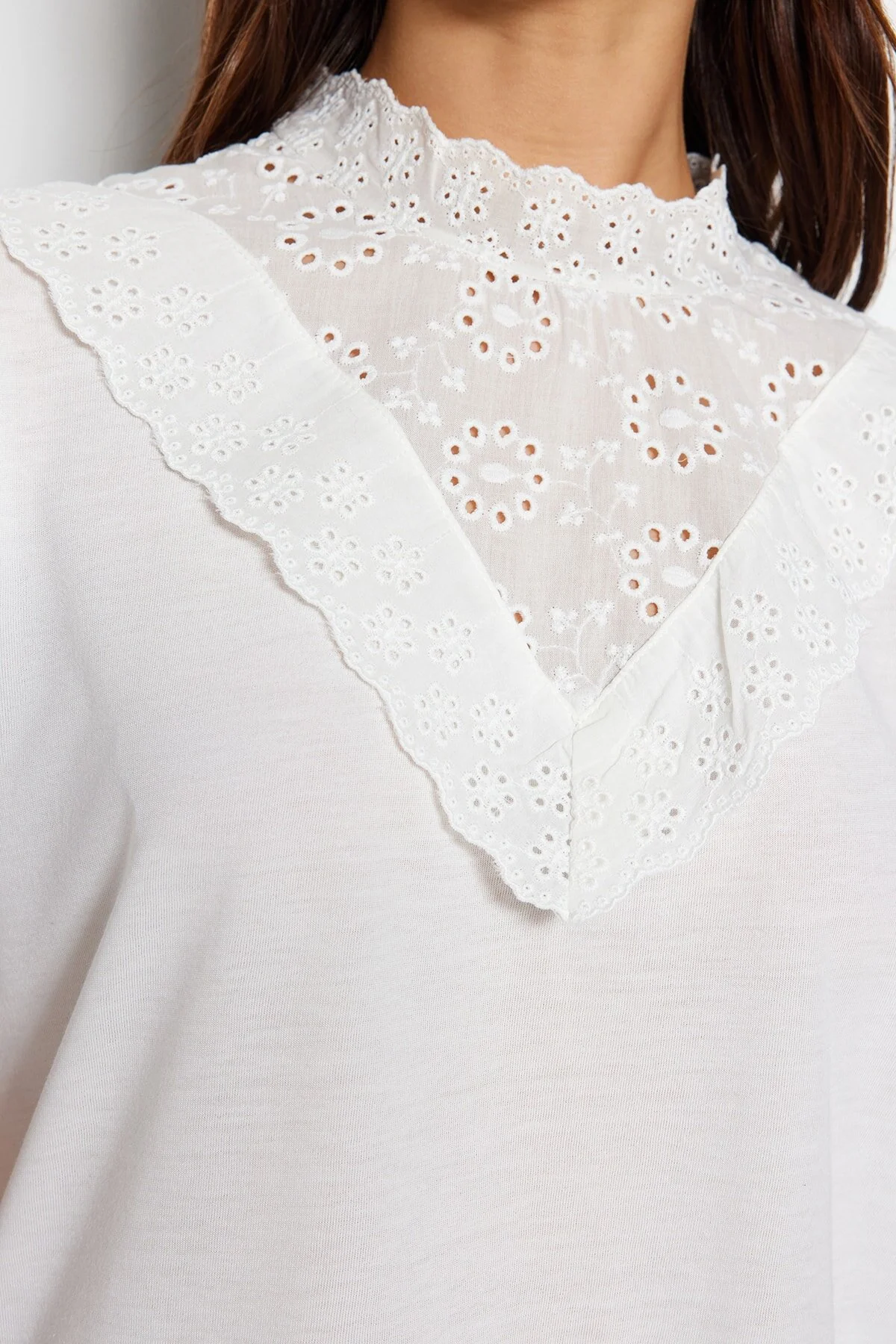 Trendyol Collection  Weiße bestickte Strickbluse aus Baumwolle mit hohem Kragen und Grundmuster TWOSS23BZ00879