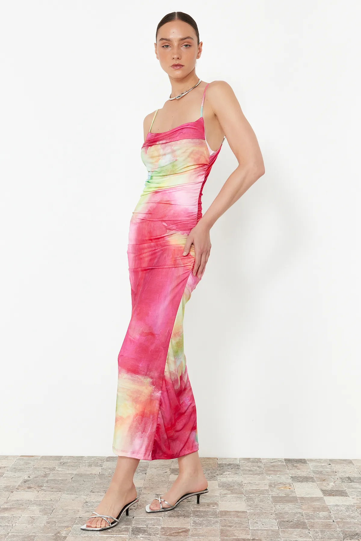 Trendyol Collection  Limited Edition – Rosa bedrucktes, dehnbares Strick-Bleistiftkleid mit Midi-Trägern TWOSS24EL00566