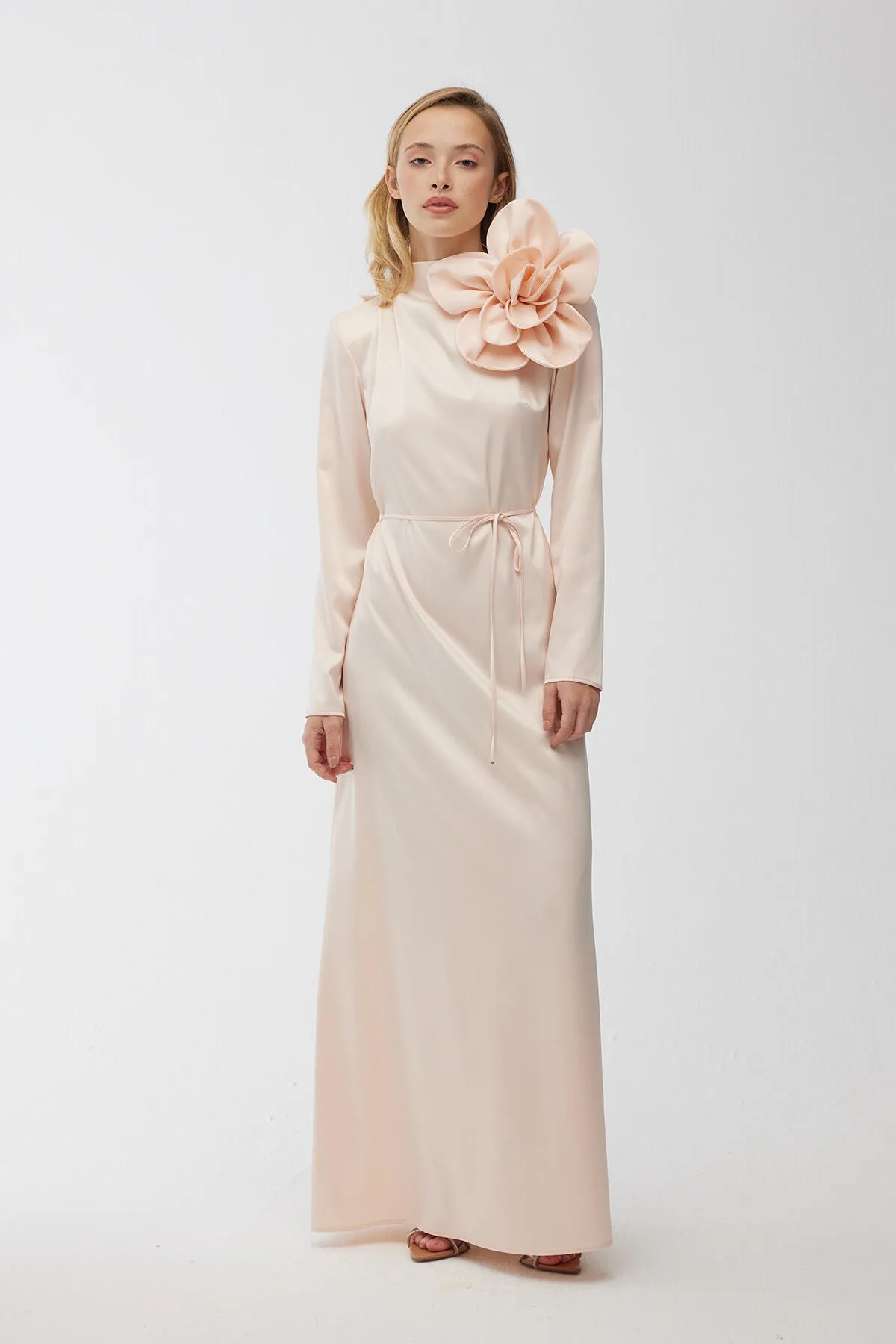 Manuka  Blumendetailliertes Satin-Abendkleid in Puder