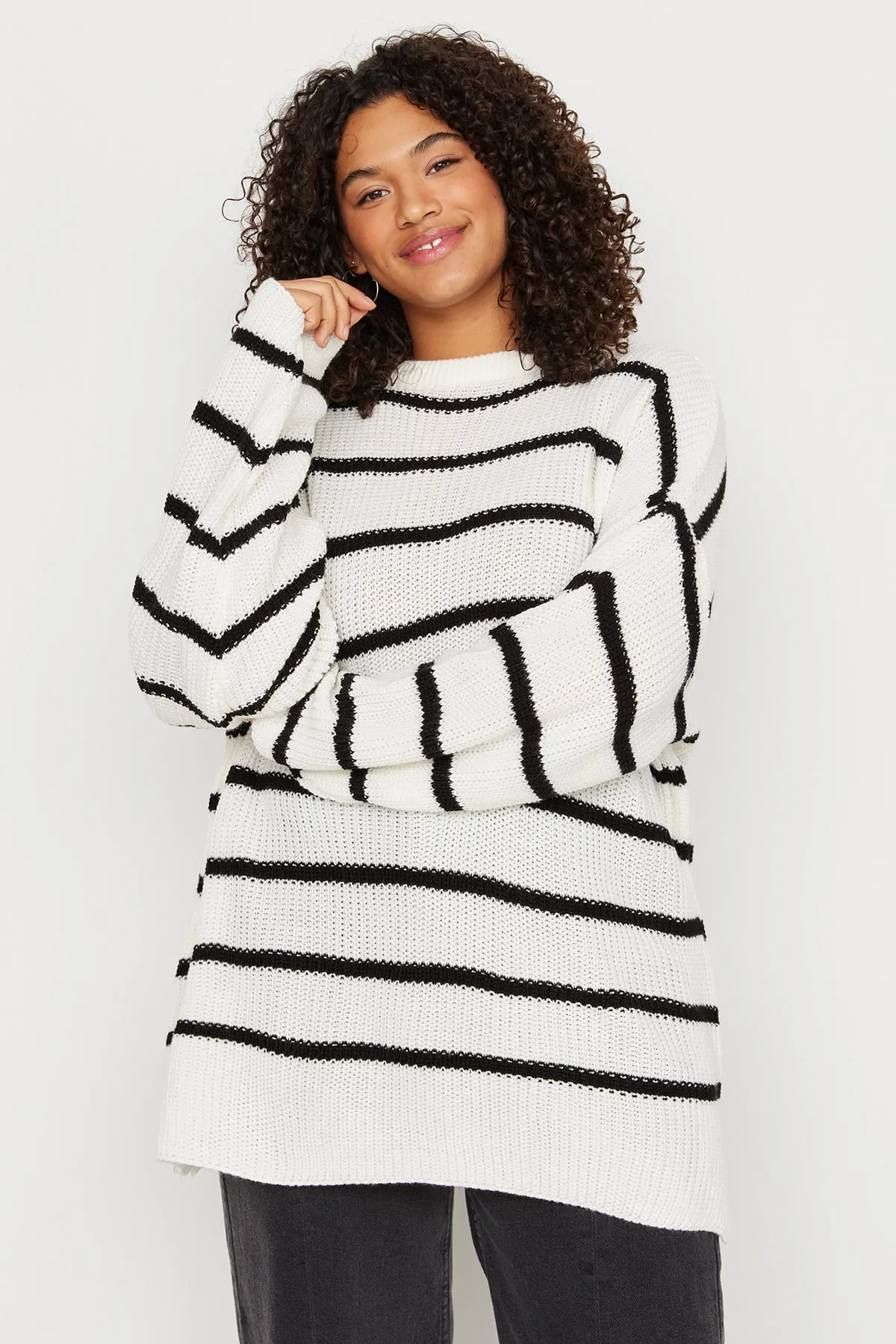 Trendyol Curve  Ecru gestreifter Strickpullover mit niedriger Schulterpartie
