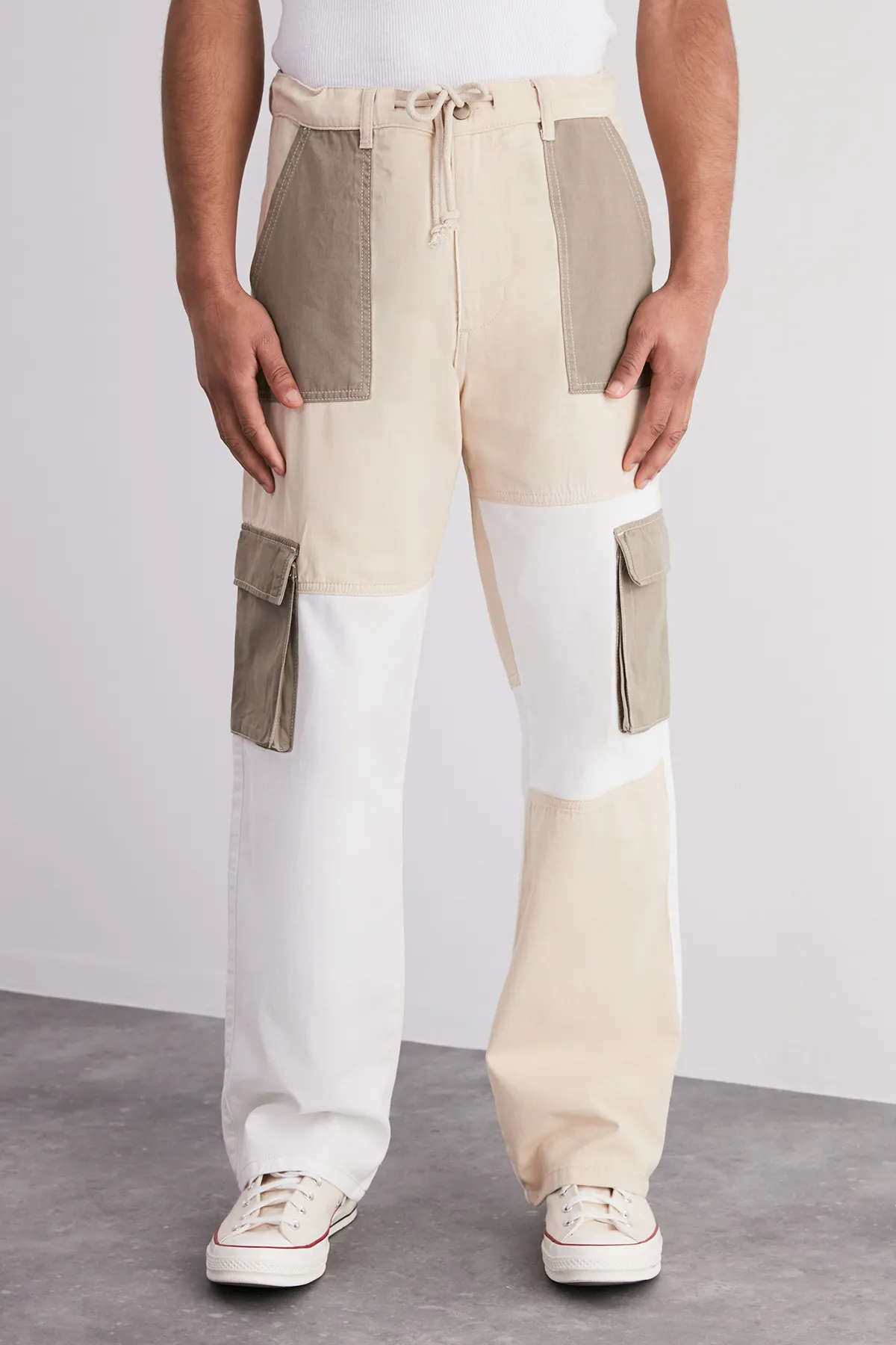 Trendyol Collection  Khakifarbene Cargohose mit lockerer Passform und Farbblock in limitierter Auflage TMNSS24PL00008
