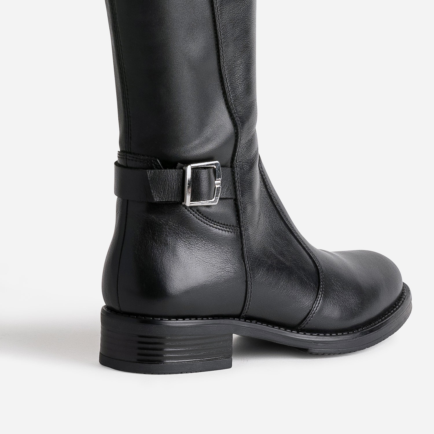 Botte noire avec boucle