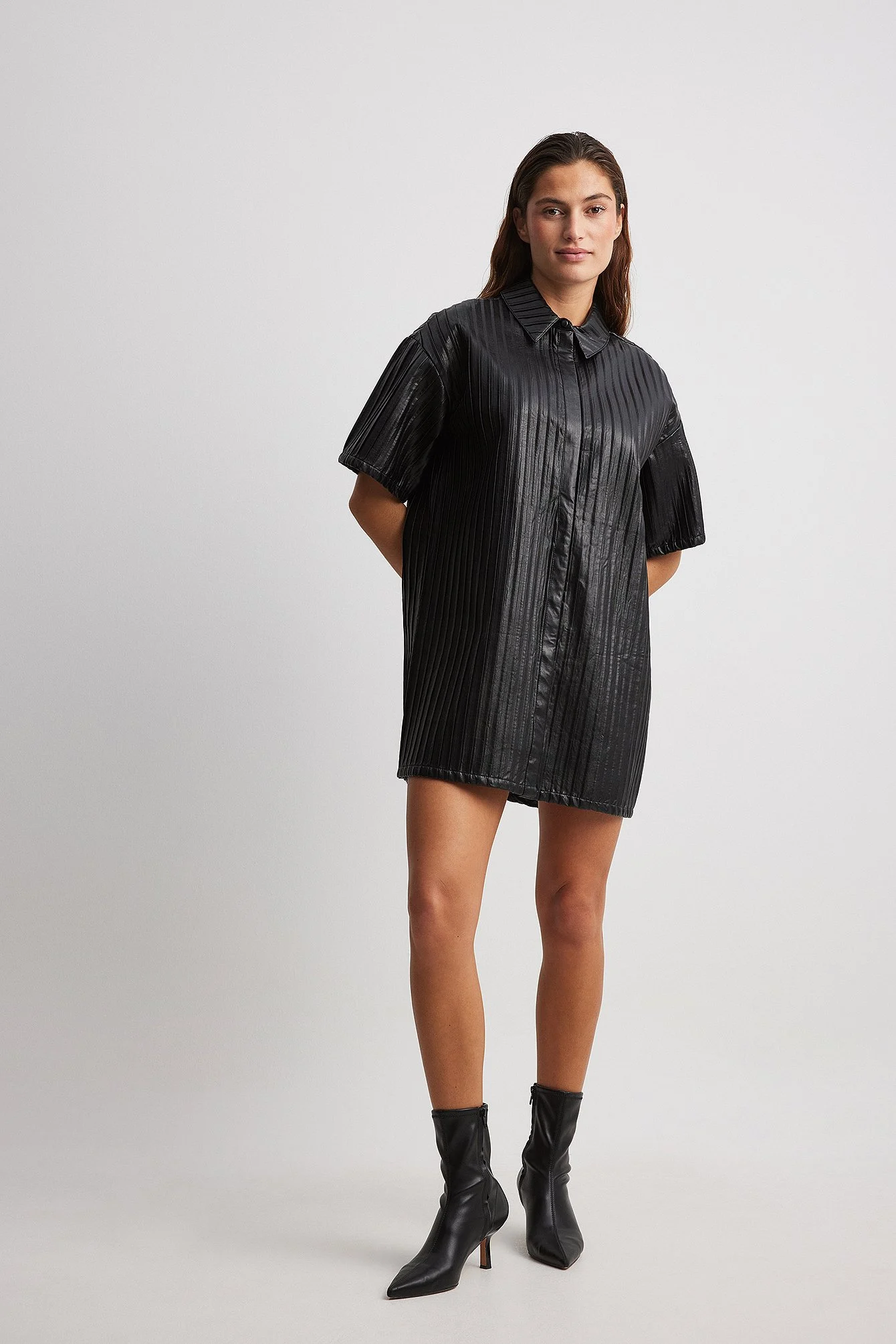 Plissiertes PU-Minikleid