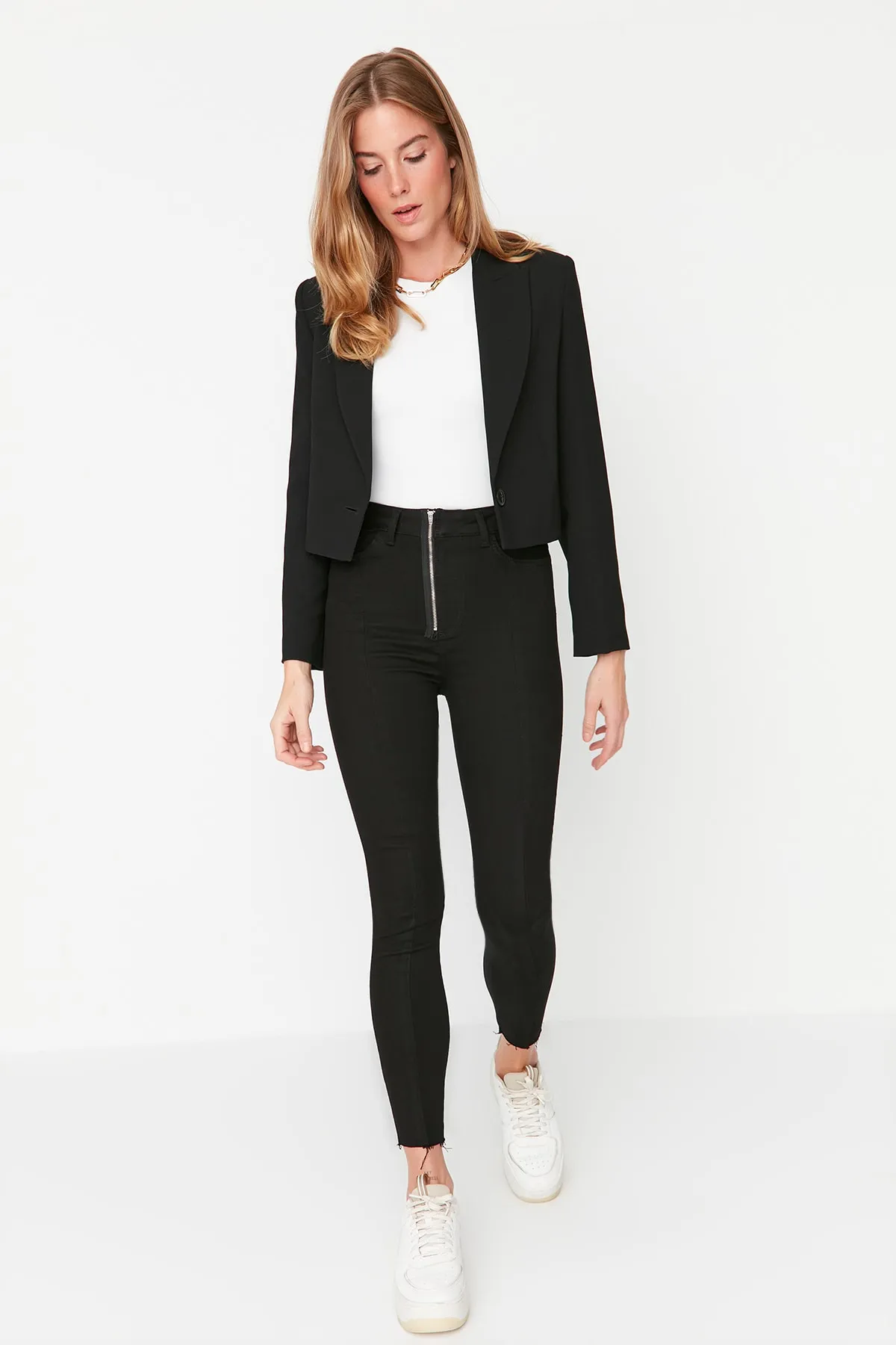 Trendyol Collection  Schwarze Skinny Jeans mit Reißverschluss und hoher Taille TWOAW23JE00498