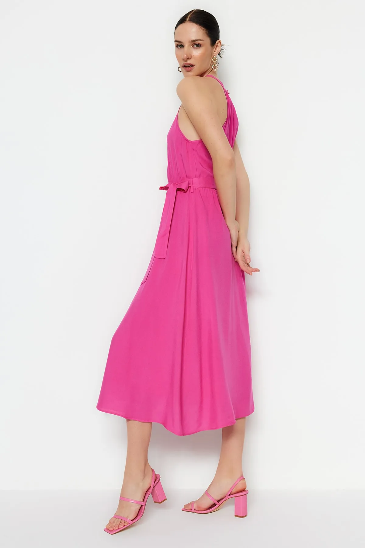 Trendyol Collection  Fuchsiafarbenes A-Linien-Midikleid aus Viskose mit Neckholder und Gürtel TWOSS19EL0155