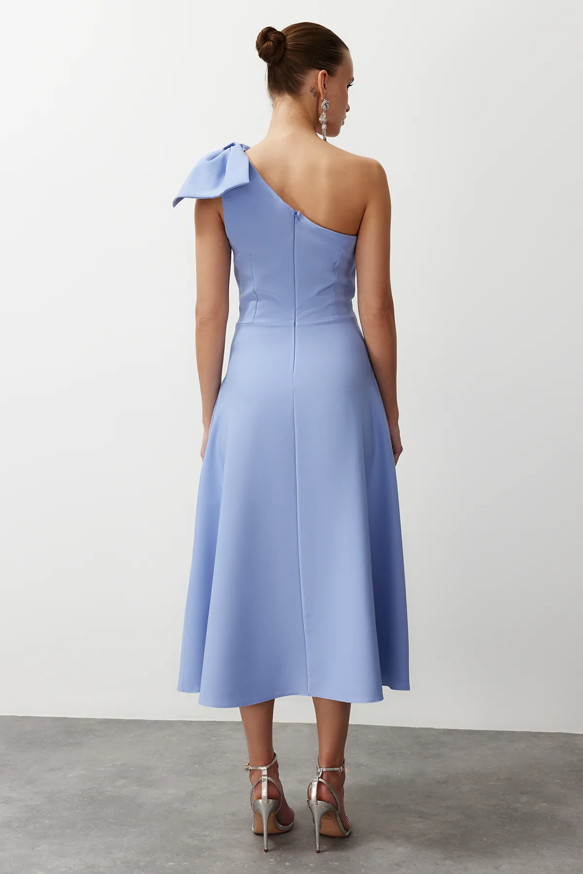 Trendyol Collection  Hellblaues, elegantes Abendkleid mit Schleife TPRSS24EL00105