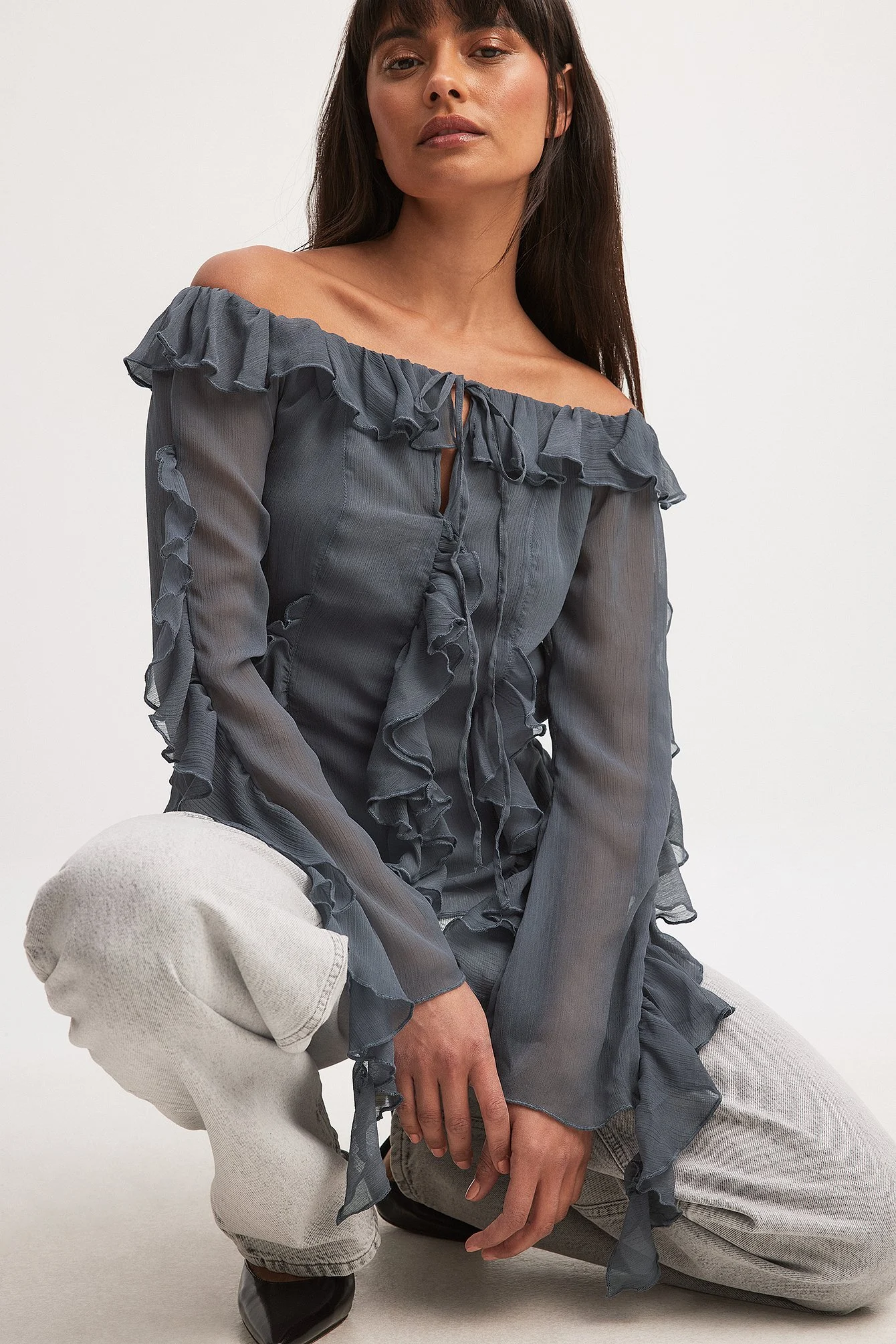 Schulterfreie Chiffonbluse mit Rüschen